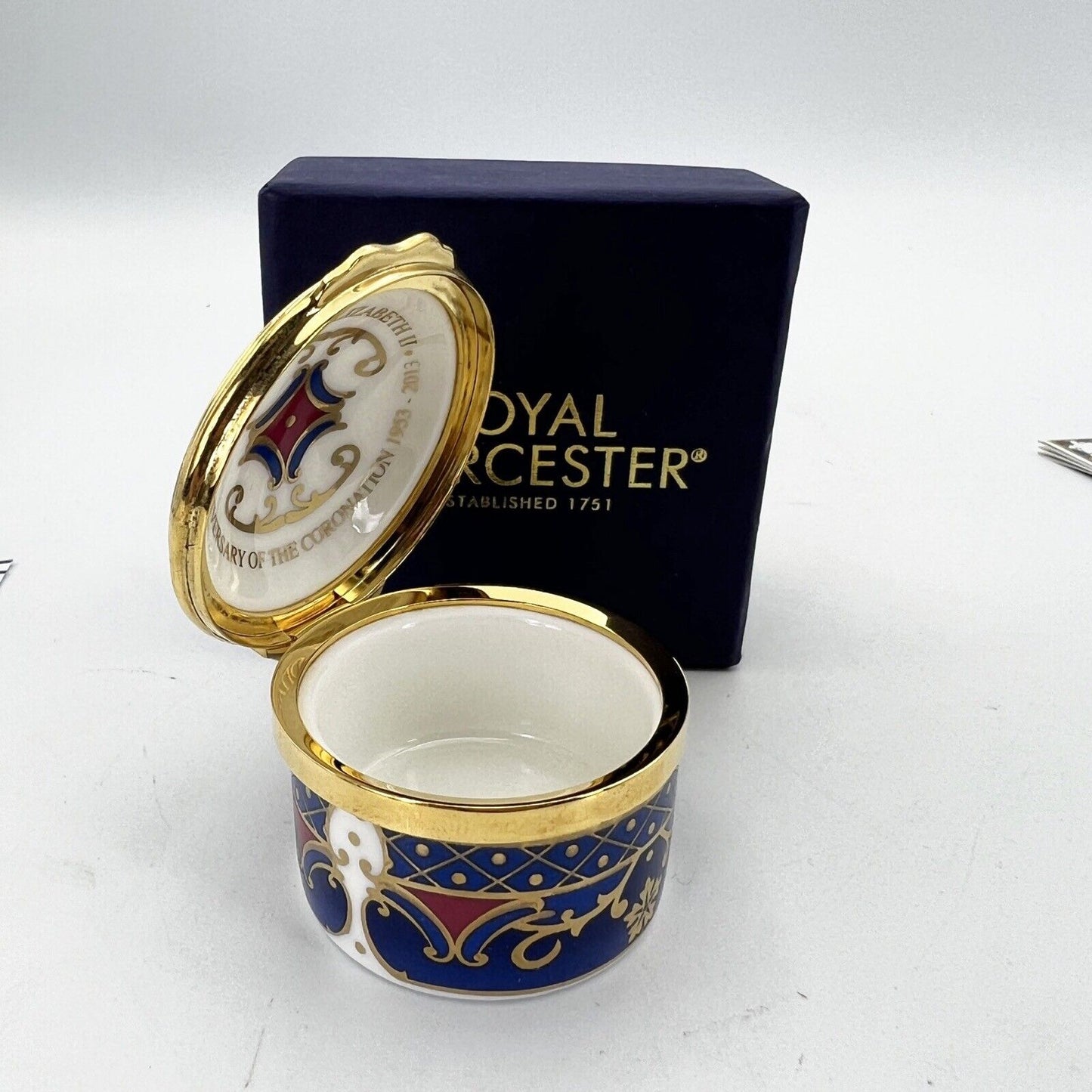 Scatolina Vintage Inglese Regina Elisabetta Casa Reale portapillole porcellana