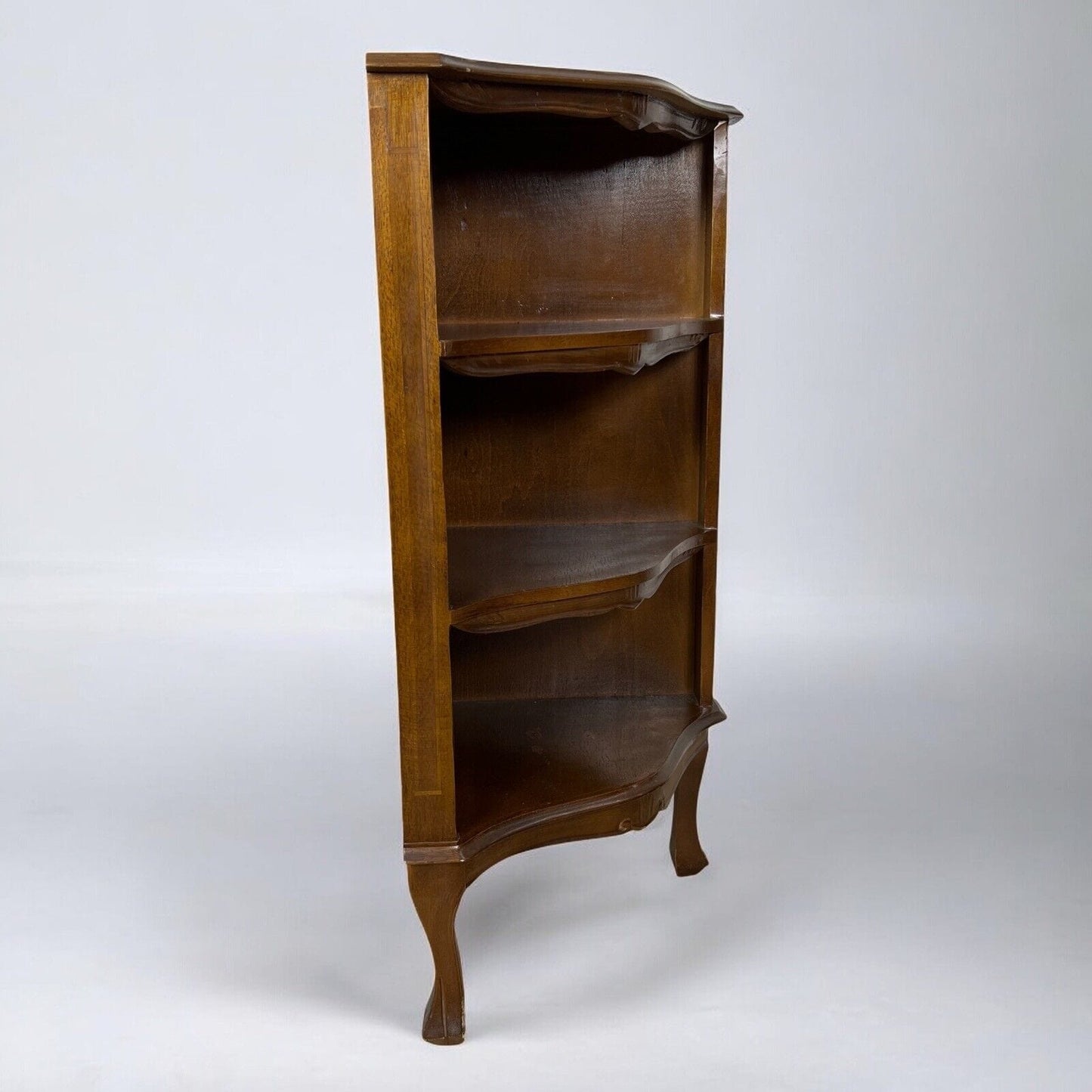 Angoliera antica in legno mobile ad angolo libreria tavolino con ripiani anni 50 Categoria Vetrine