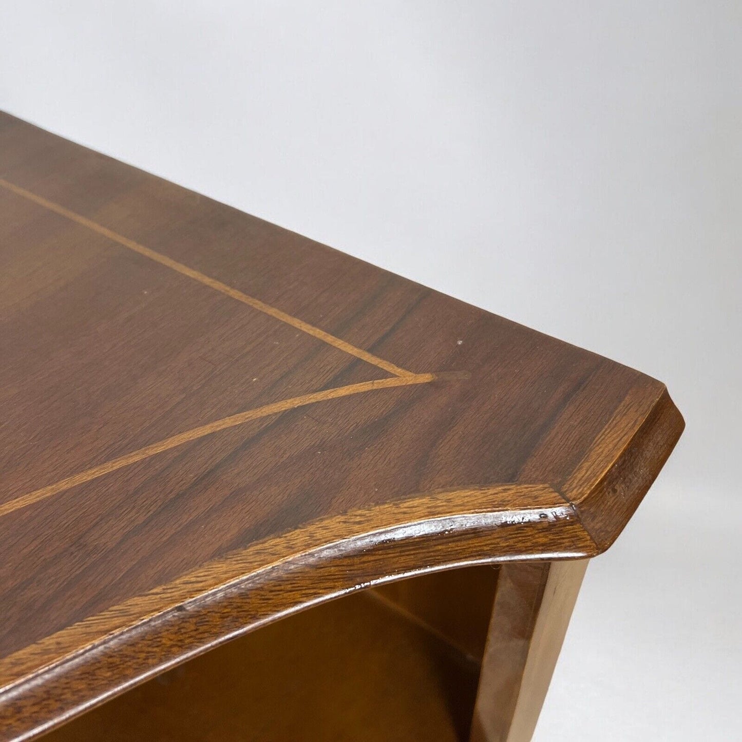Angoliera antica in legno mobile ad angolo libreria tavolino con ripiani anni 50 Categoria Vetrine
