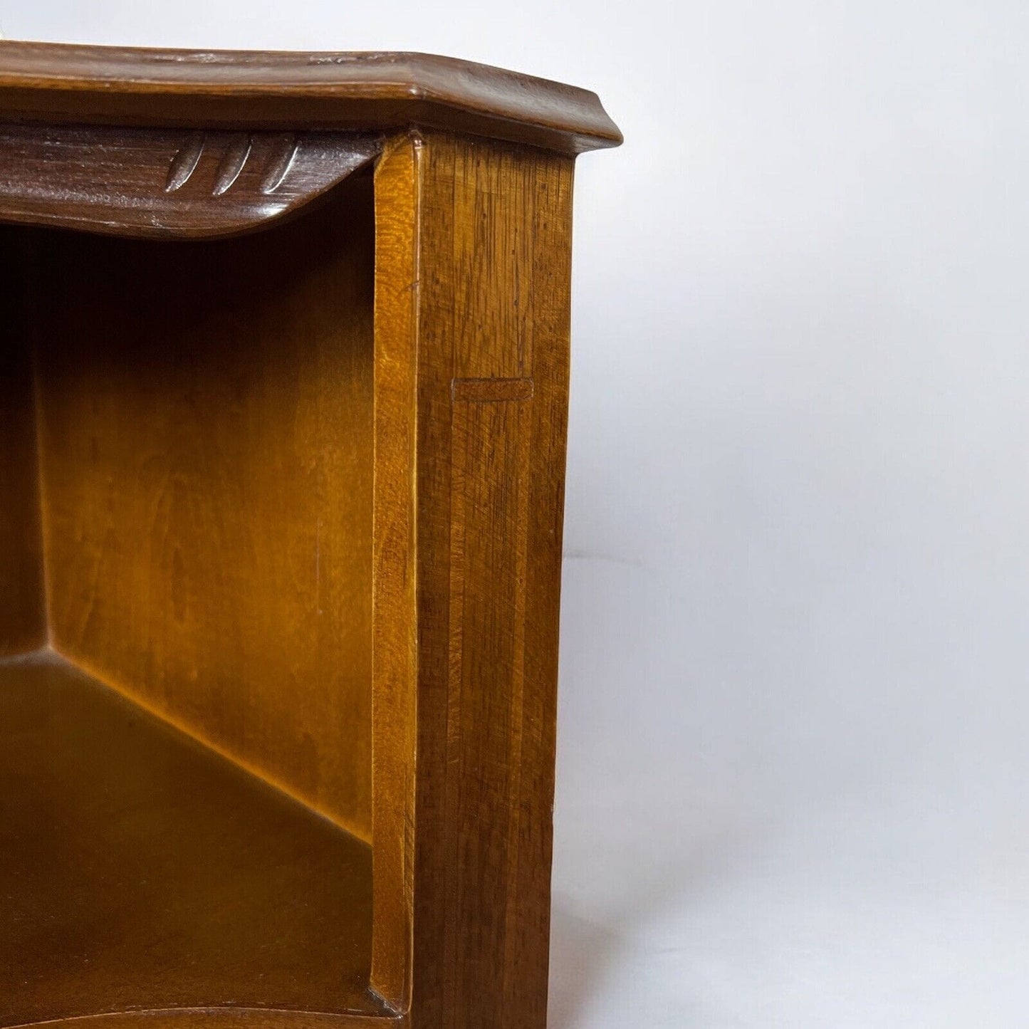 Angoliera antica in legno mobile ad angolo libreria tavolino con ripiani anni 50 Categoria Vetrine