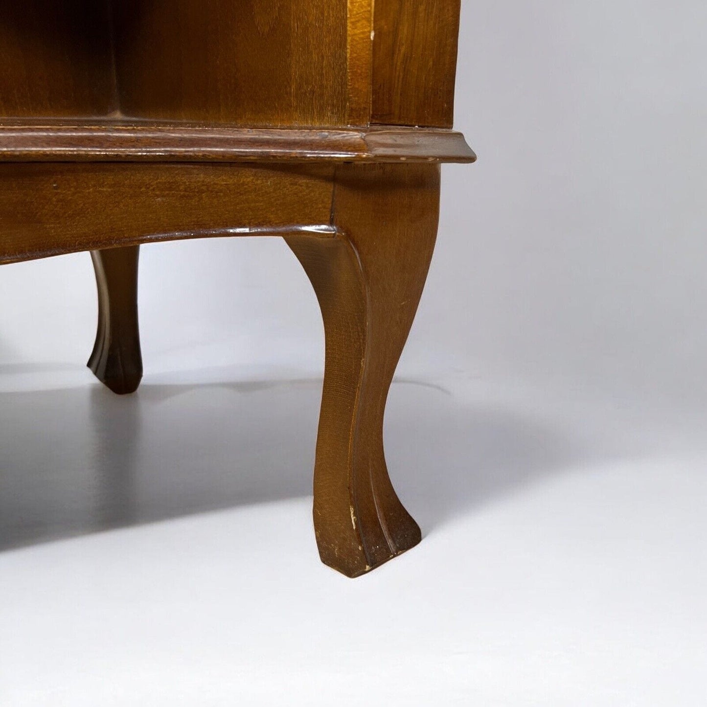 Angoliera antica in legno mobile ad angolo libreria tavolino con ripiani anni 50 Categoria Vetrine