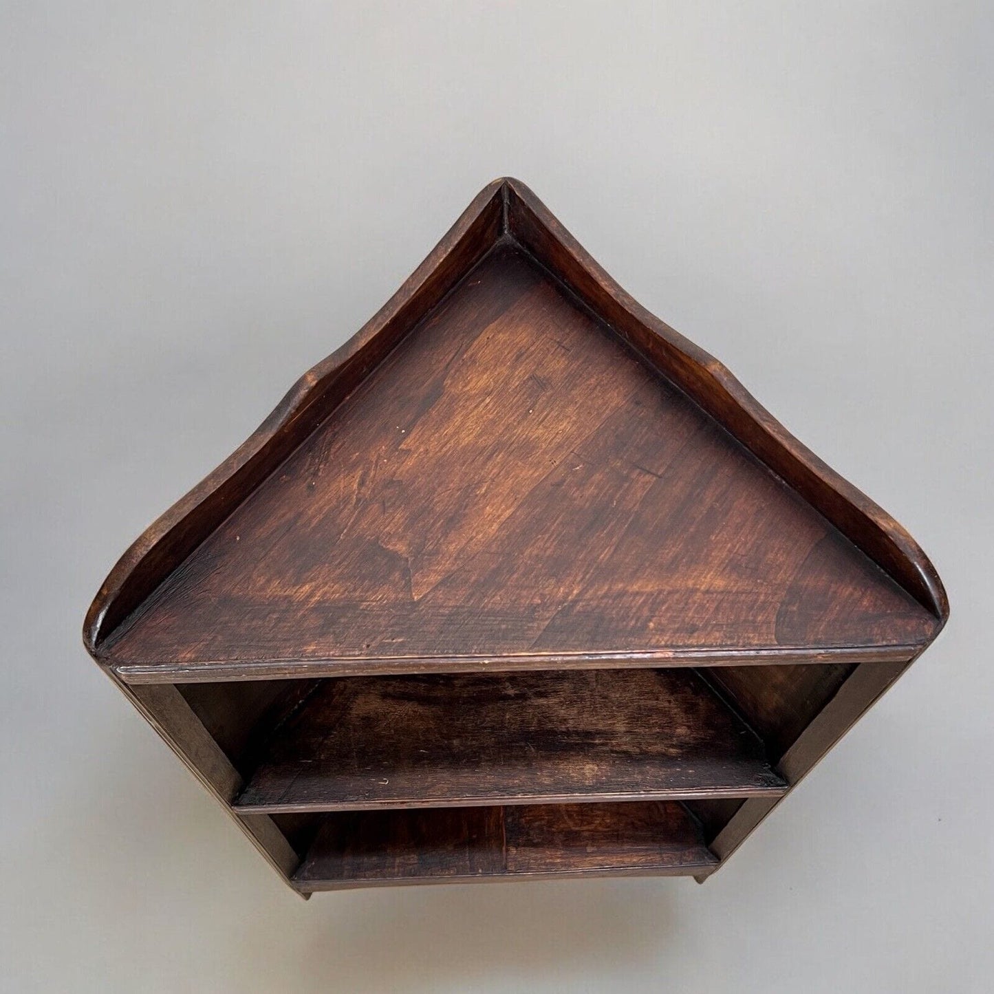 Angoliera antica rustica in legno mobile ad angolo libreria tavolino con ripiani Categoria Vetrine