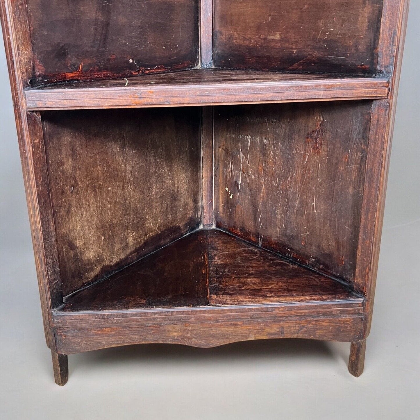 Angoliera antica rustica in legno mobile ad angolo libreria tavolino con ripiani Categoria Vetrine
