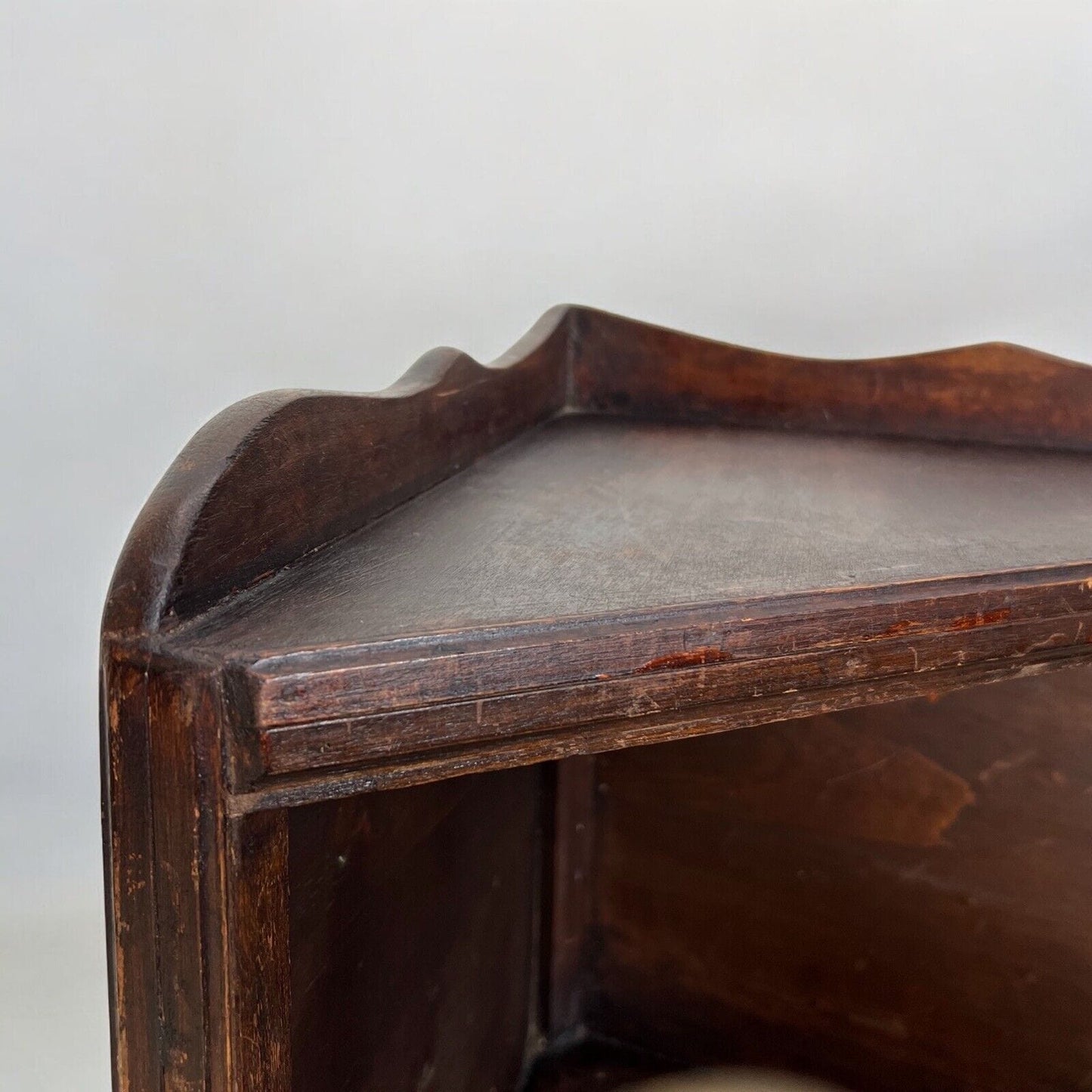 Angoliera antica rustica in legno mobile ad angolo libreria tavolino con ripiani Categoria Vetrine
