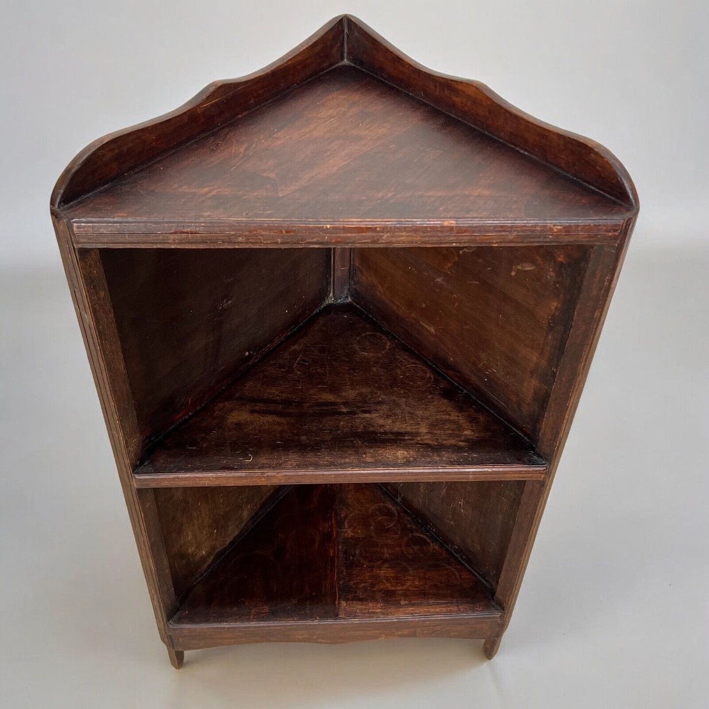 Angoliera antica rustica in legno mobile ad angolo libreria tavolino con ripiani Categoria Vetrine