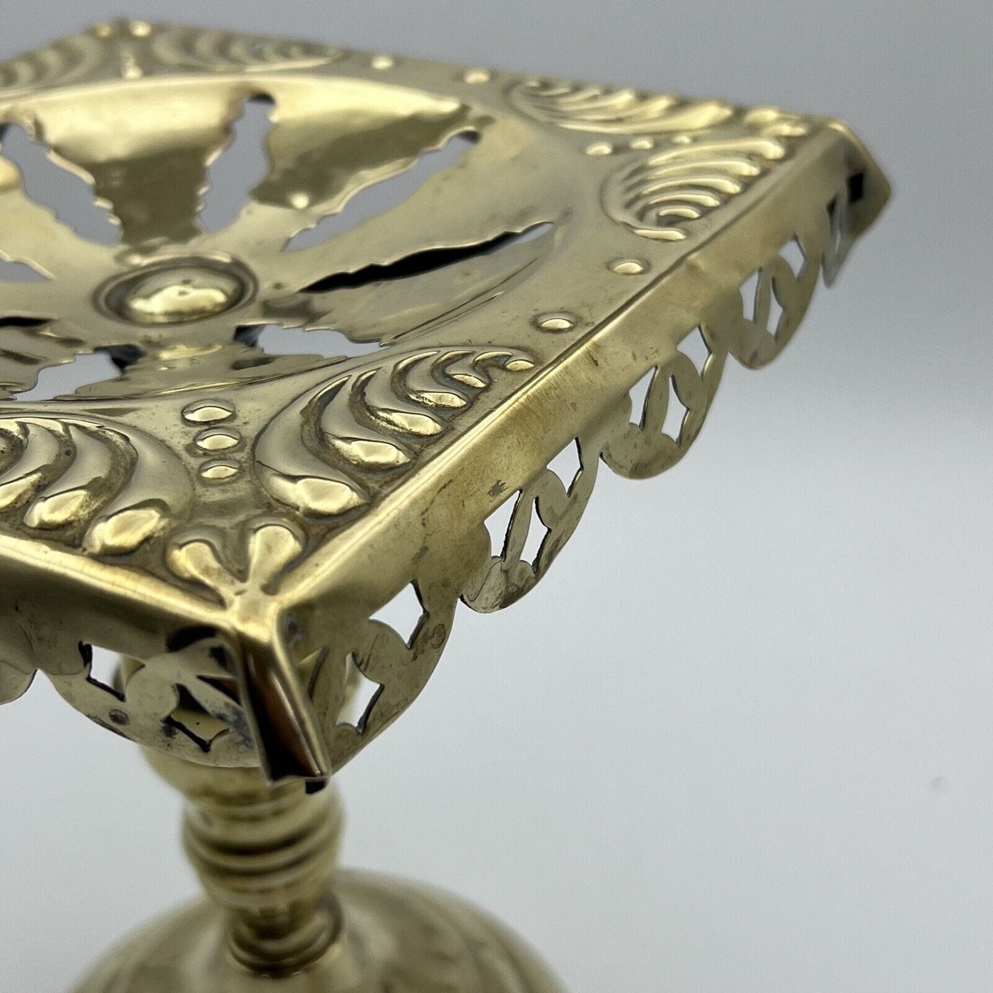 Antica alzata centrotavola porta teiera in Ottone epoca 800 piedistallo Inglese Categoria altro