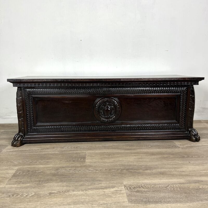 Antica Cassapanca intagliata stile rinascimento in legno Epoca 900 Baule Panca Categoria Casse & Bauli