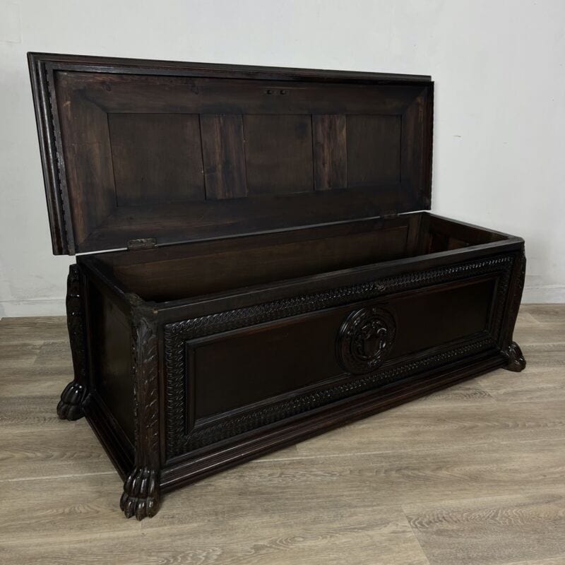 Antica Cassapanca intagliata stile rinascimento in legno Epoca 900 Baule Panca Categoria Casse & Bauli