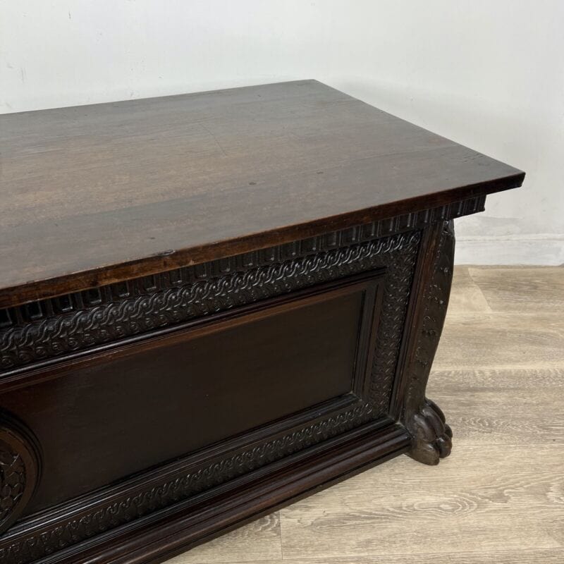Antica Cassapanca intagliata stile rinascimento in legno Epoca 900 Baule Panca Categoria Casse & Bauli
