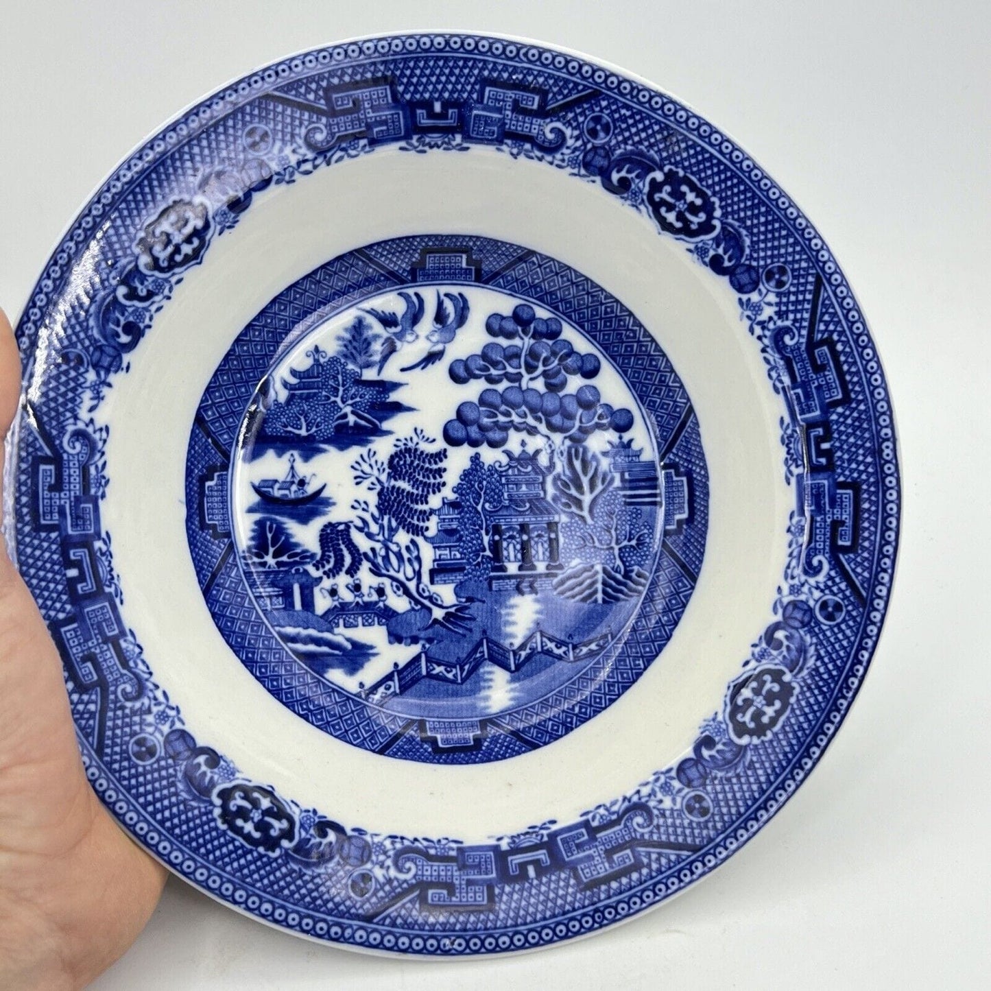 Antica ciotola insalatiera fruttiera colore bianco e blu decoro Willow 1920 Categoria Centrotavola e Ciotole