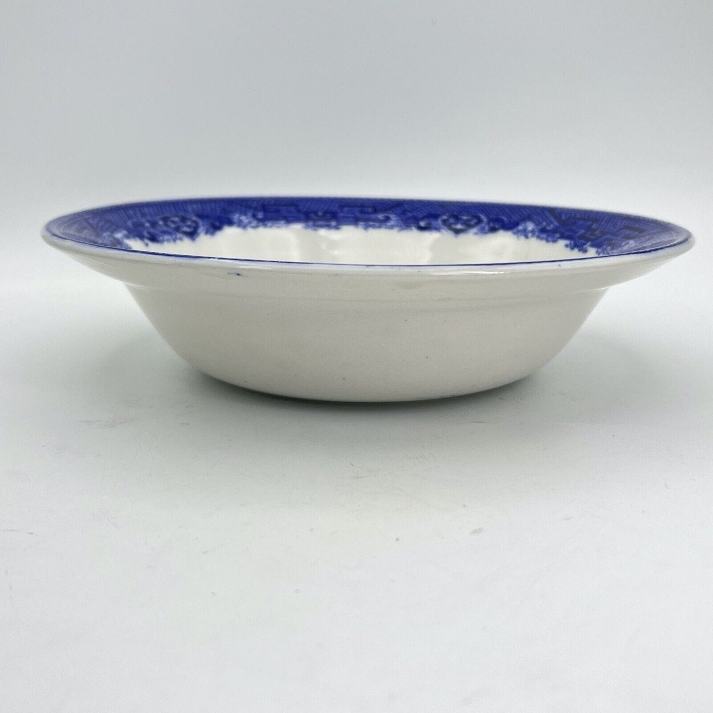 Antica ciotola insalatiera fruttiera colore bianco e blu decoro Willow 1920 Categoria Centrotavola e Ciotole