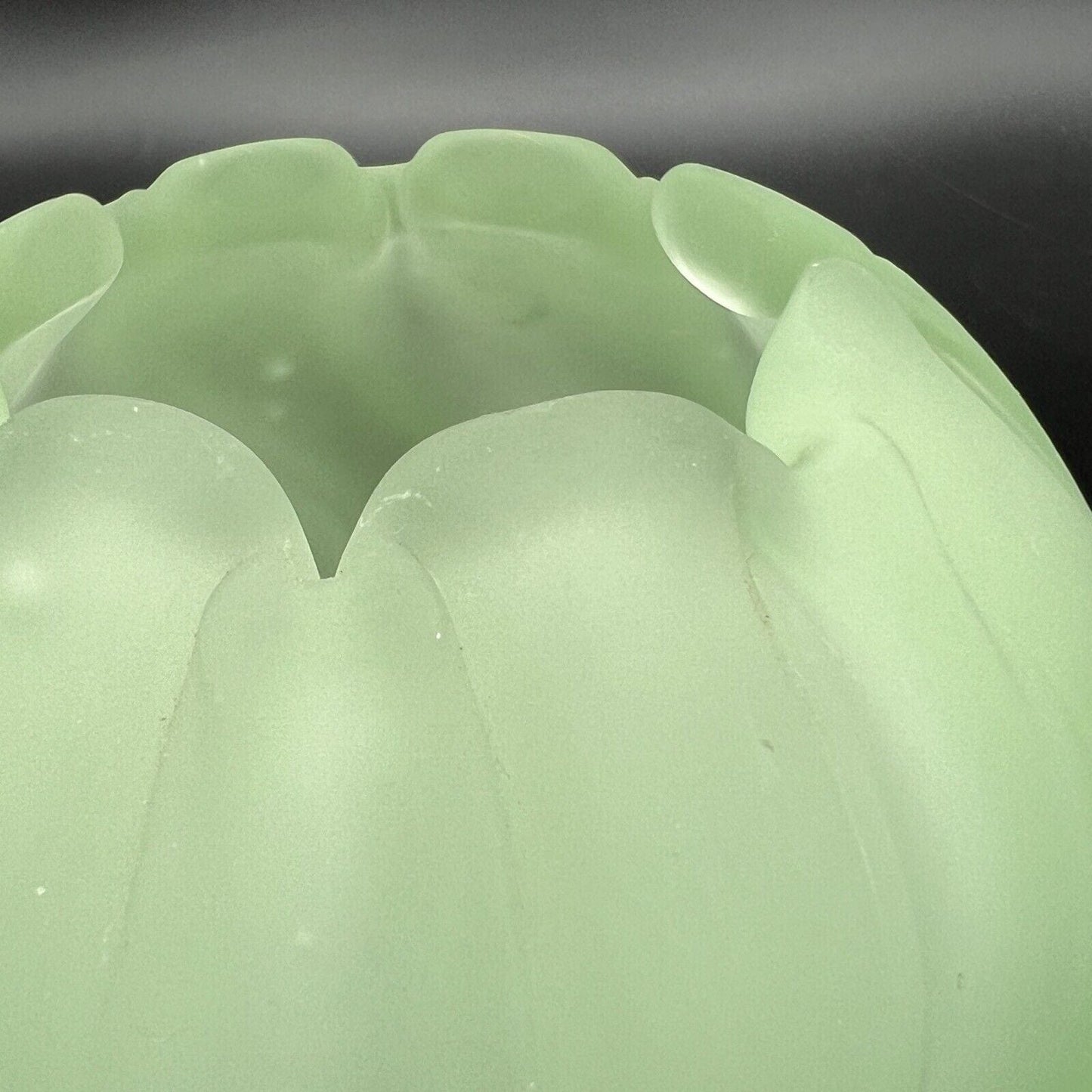 Antica ciotola porta fiori in vetro opaline verde opaco Art Deco anni 30 Bagley Categoria Vetri e Cristalli