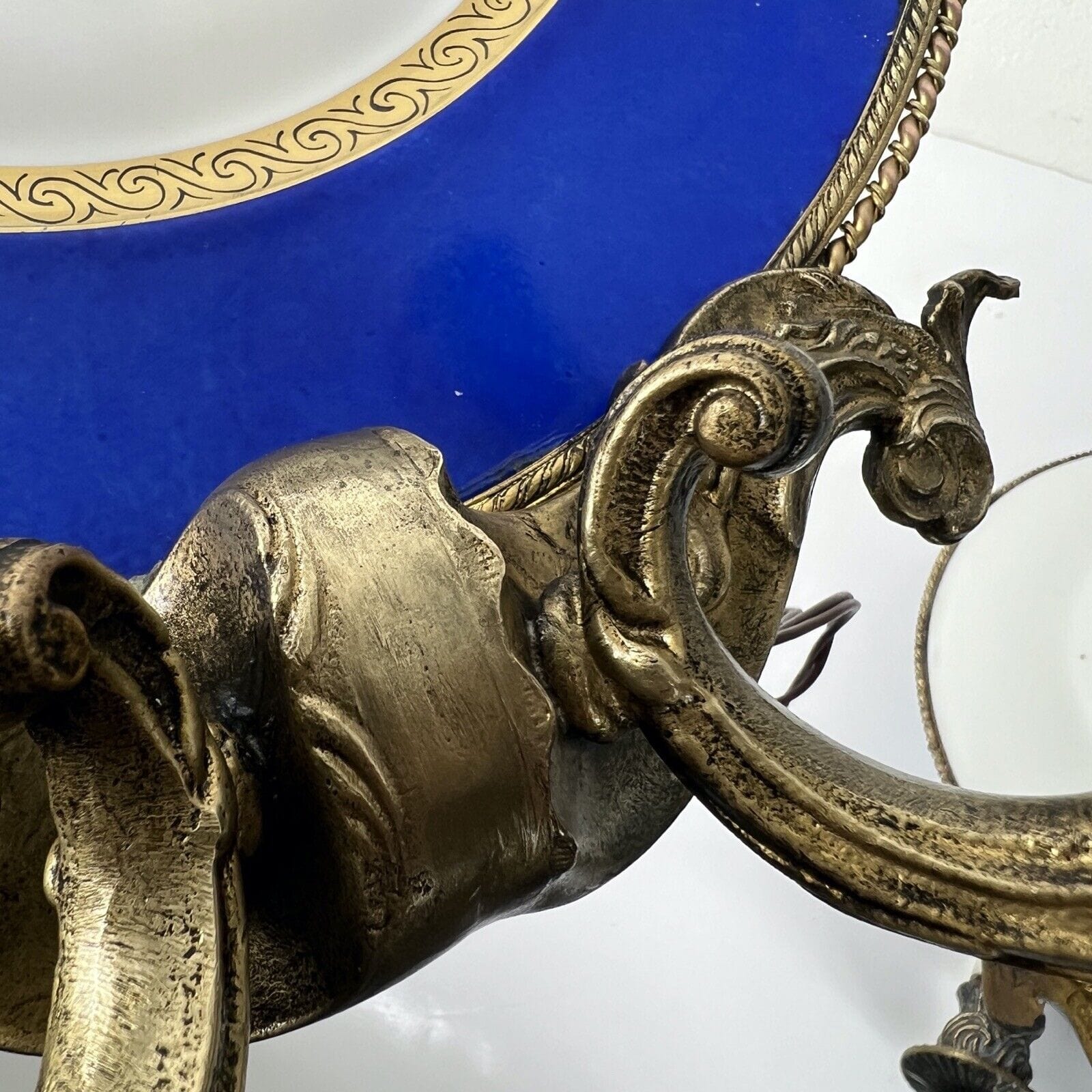 Antica coppia di Applique in ottone bronzo a due luci Lampade stile Liberty Categoria  Lampade Appliques