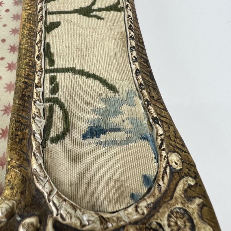 Antica cornice per foto portaritratto Fiorentina in legno oro e seta ricamata Categoria Specchi e Cornici