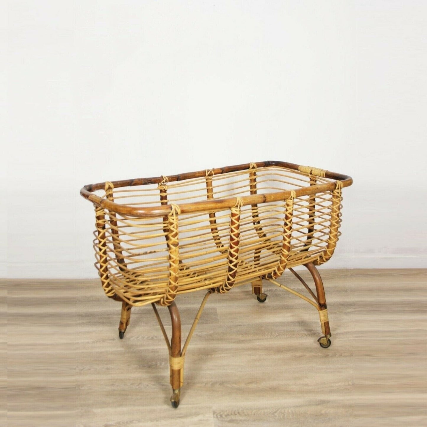 Antica Culla in vimini fioriera lettino bambu vintage anni 40 Portavaso Categoria Arte e antiquariato:Arredamento d'antiquariato:Altro mobili antichi