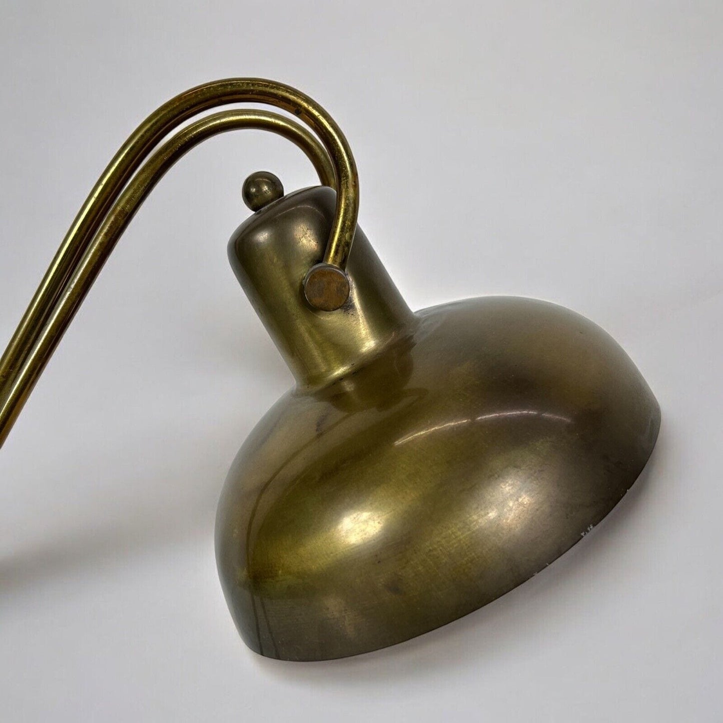 Antica lampada da tavolo scrivania ministeriale in ottone Originale Anni '40 Categoria Lampade Appliques