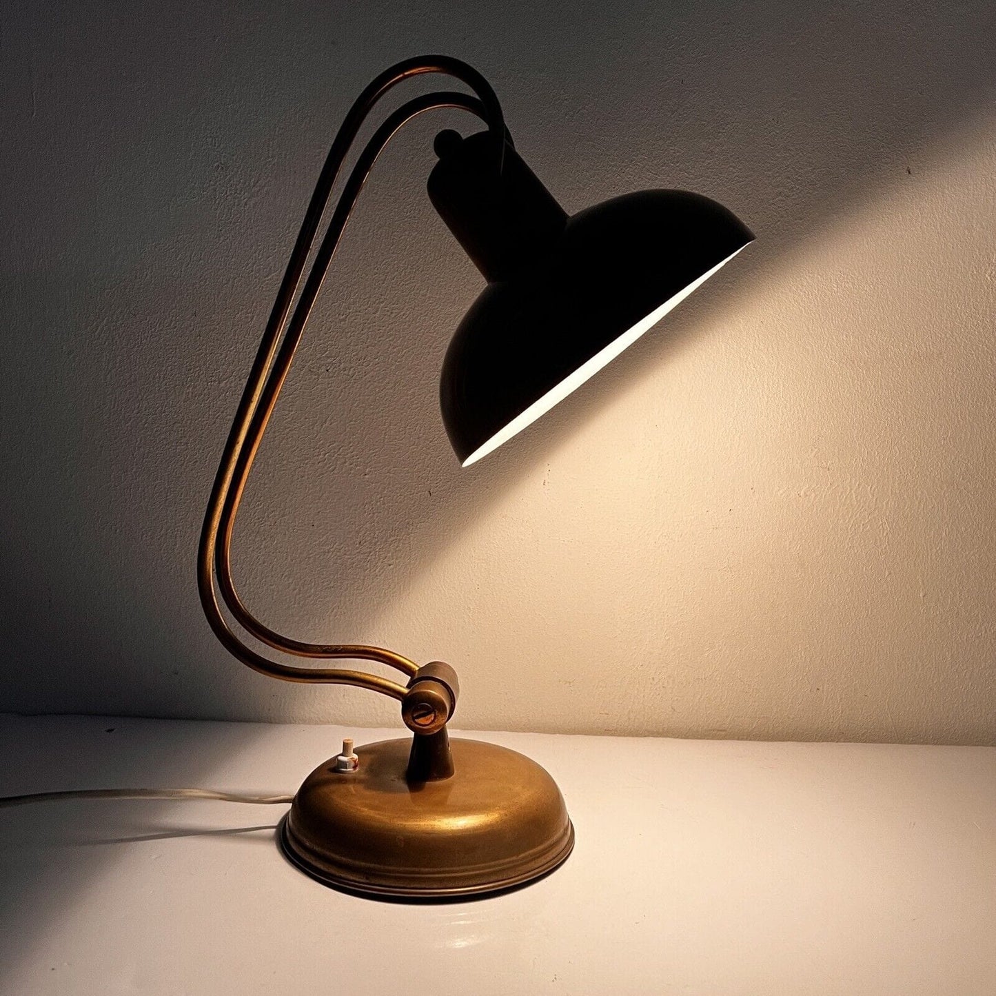 Antica lampada da tavolo scrivania ministeriale in ottone Originale Anni '40 Categoria Lampade Appliques