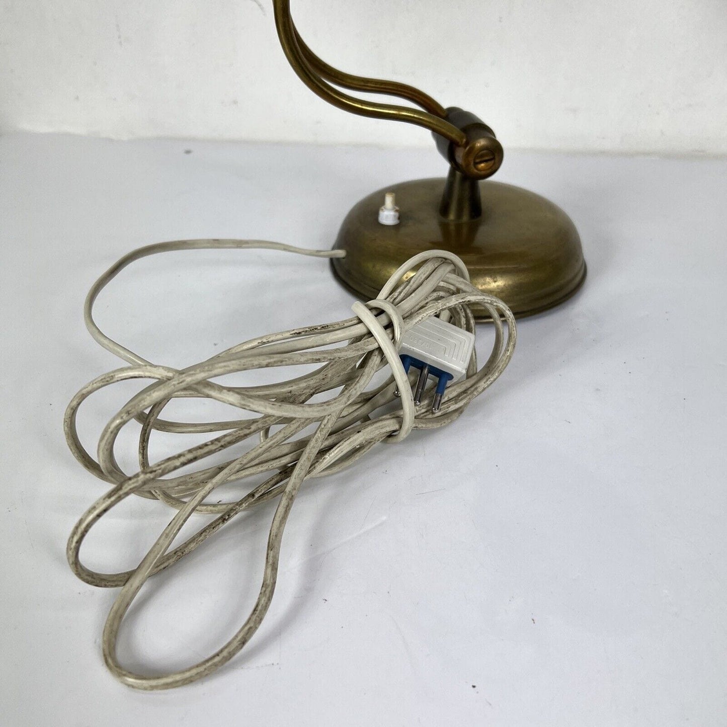 Antica lampada da tavolo scrivania ministeriale in ottone Originale Anni '40 Categoria Lampade Appliques