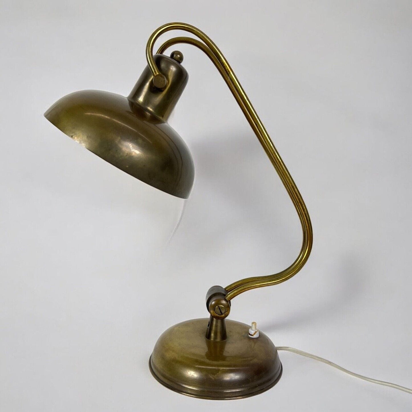 Antica lampada da tavolo scrivania ministeriale in ottone Originale Anni '40 Categoria Lampade Appliques