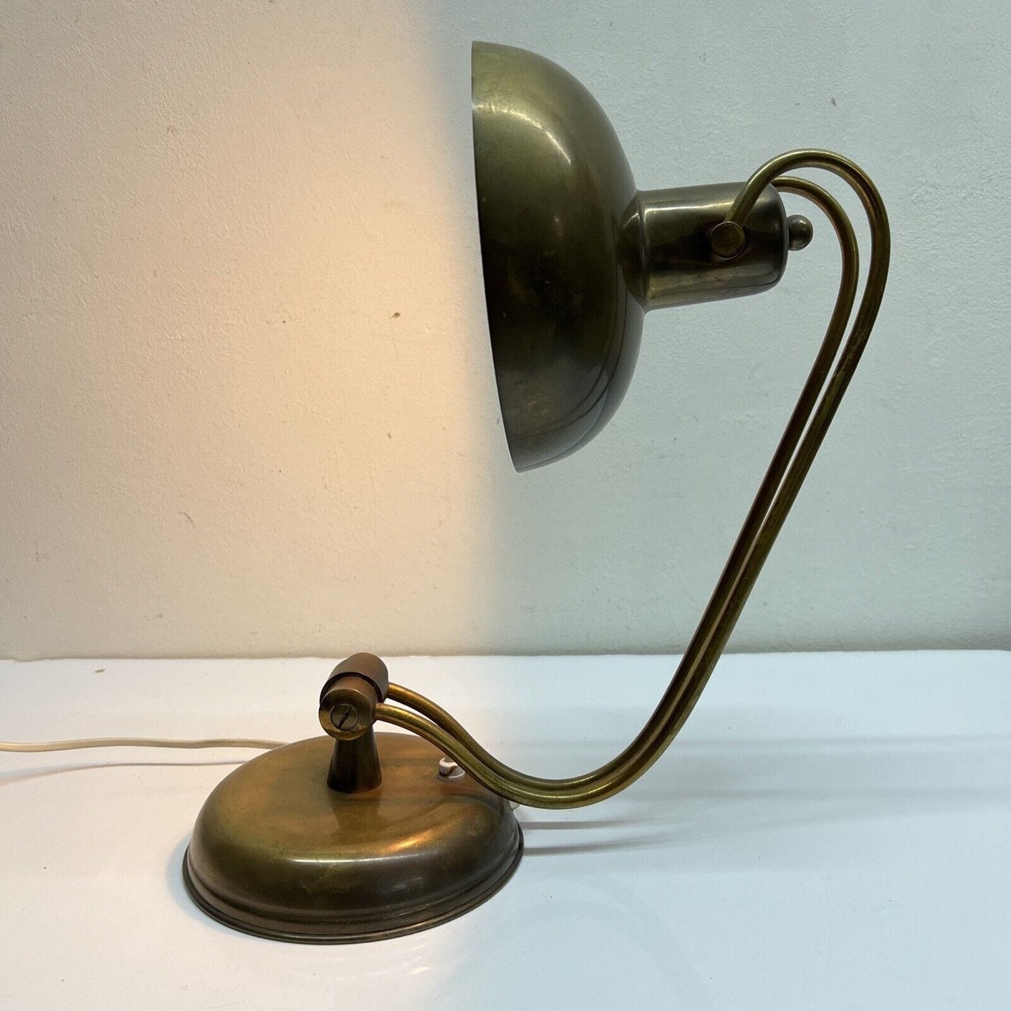 Antica lampada da tavolo scrivania ministeriale in ottone Originale Anni '40 Categoria Lampade Appliques
