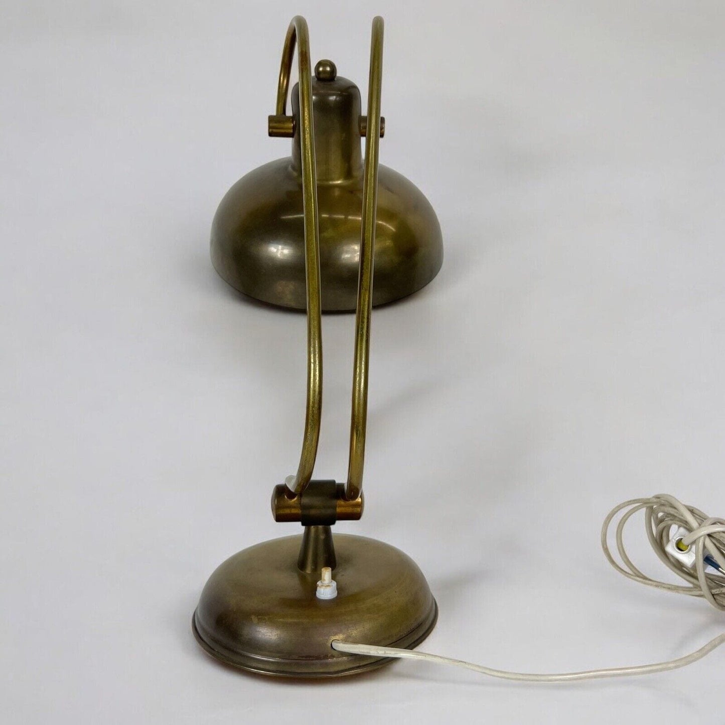 Antica lampada da tavolo scrivania ministeriale in ottone Originale Anni '40 Categoria Lampade Appliques