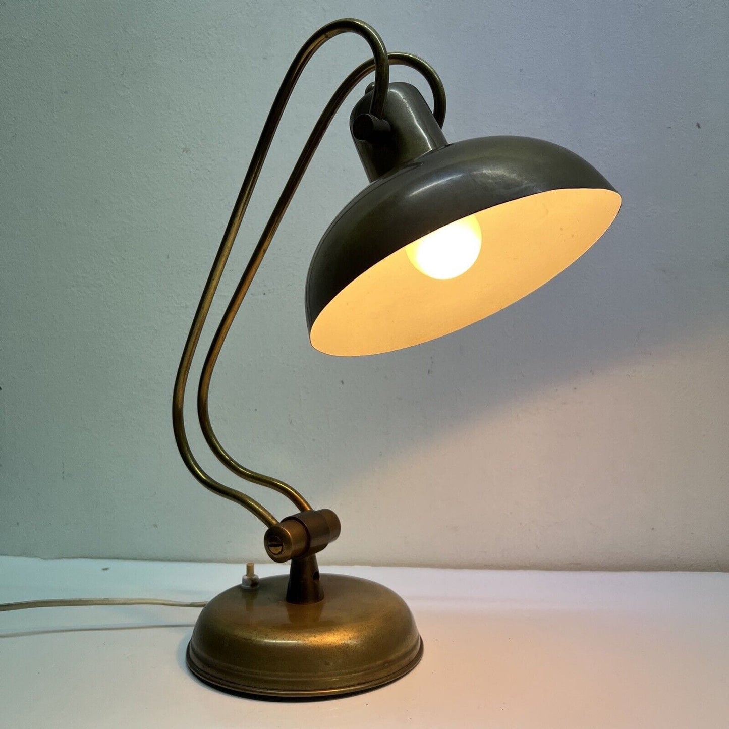 Antica lampada da tavolo scrivania ministeriale in ottone Originale Anni '40 Categoria Lampade Appliques