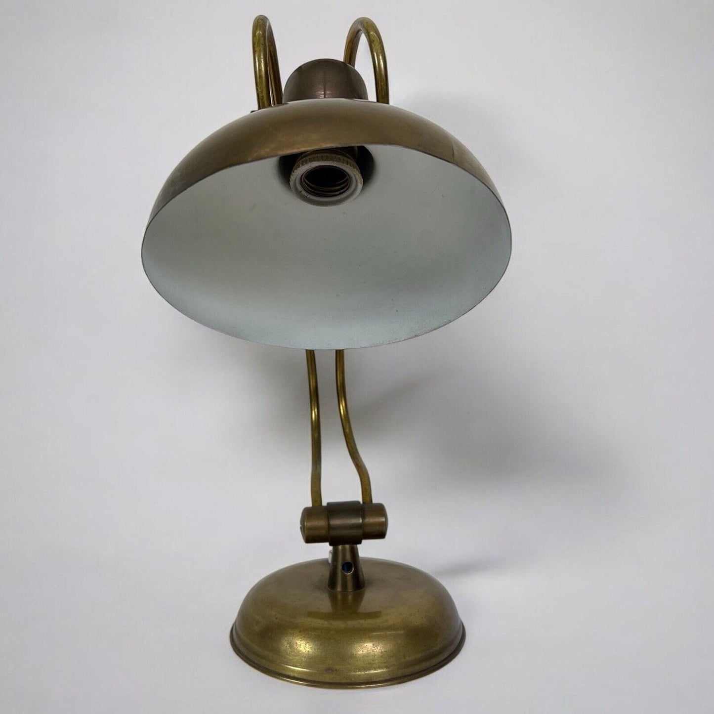 Antica lampada da tavolo scrivania ministeriale in ottone Originale Anni '40 Categoria Lampade Appliques
