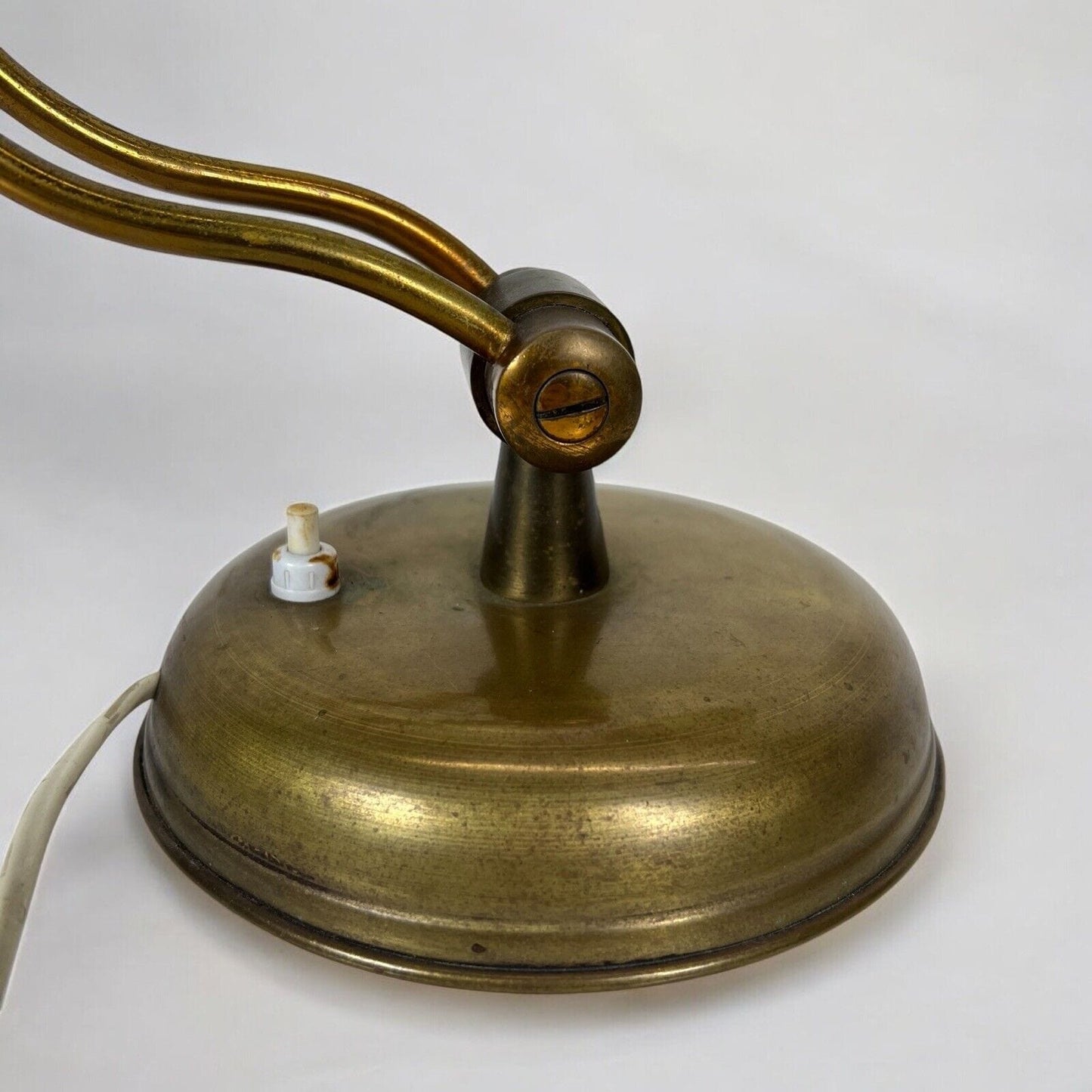Antica lampada da tavolo scrivania ministeriale in ottone Originale Anni '40 Categoria Lampade Appliques