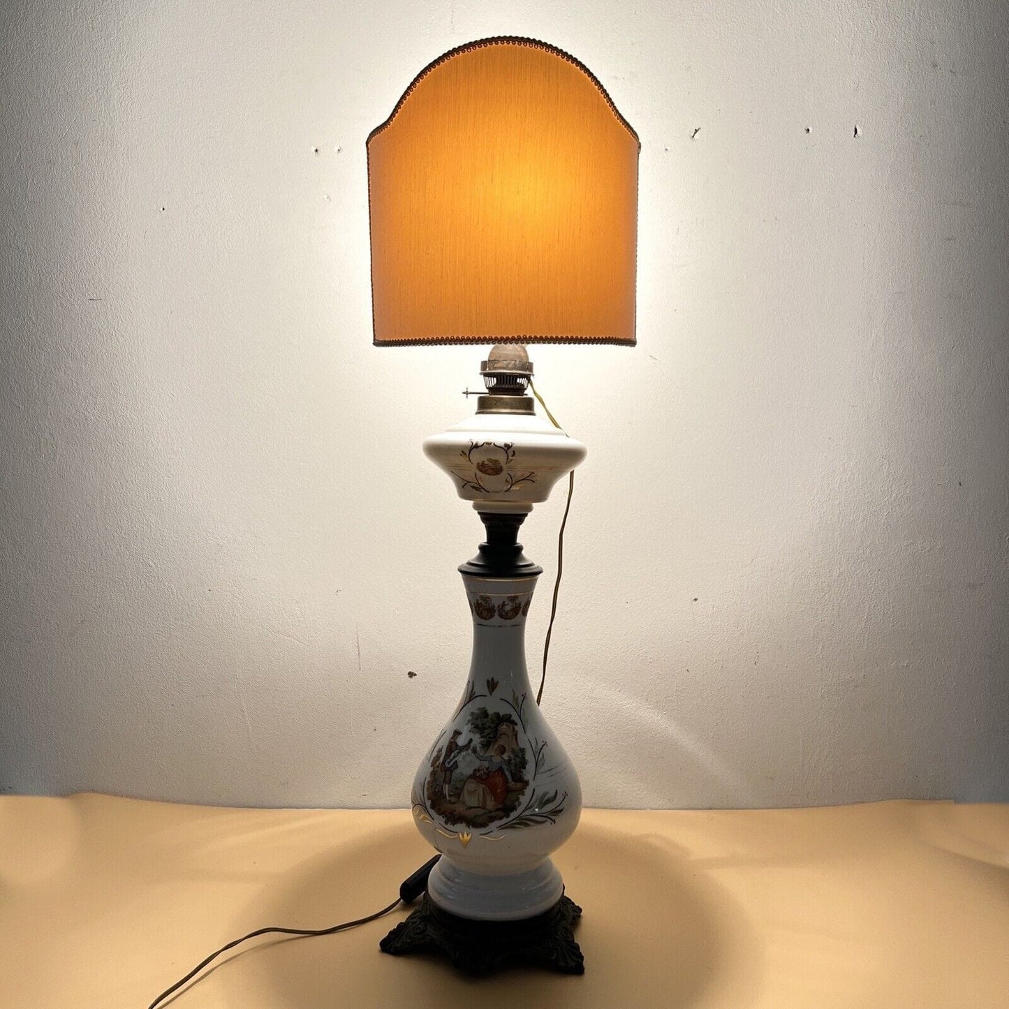 Antica Lampada tipo petrolio vintage in vetro Opalino e Bronzo Lume a olio Categoria Lampade Appliques