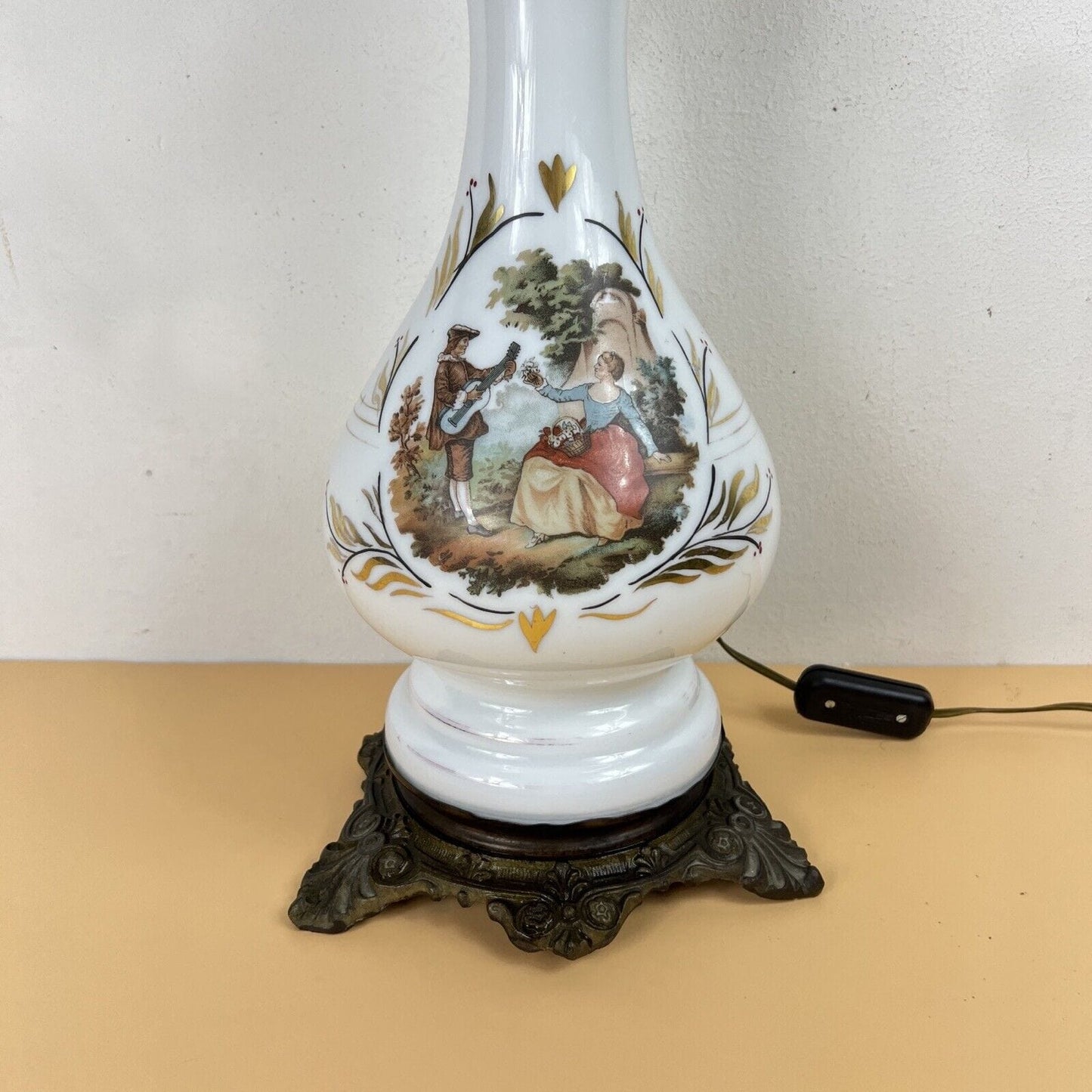Antica Lampada tipo petrolio vintage in vetro Opalino e Bronzo Lume a olio Categoria Lampade Appliques