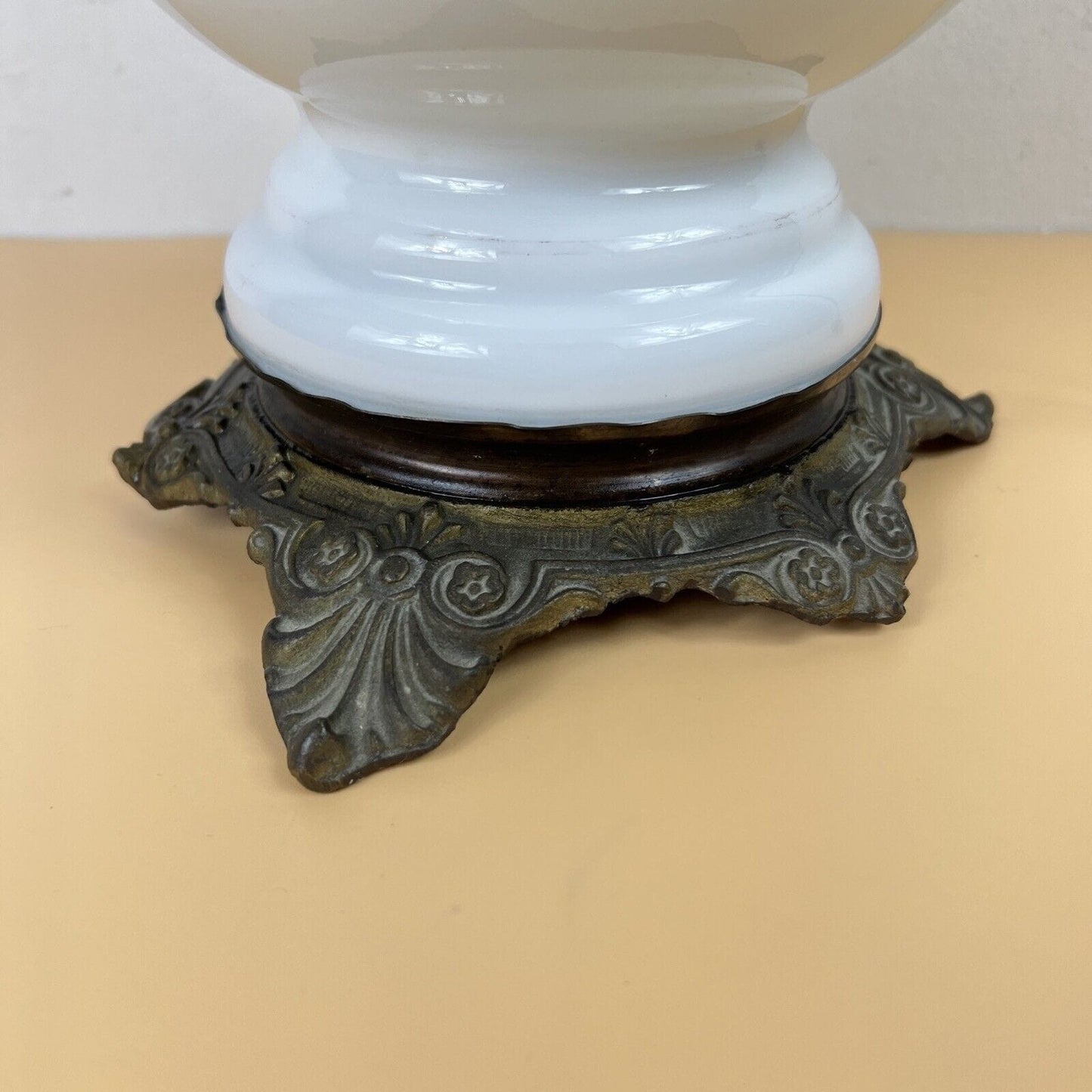 Antica Lampada tipo petrolio vintage in vetro Opalino e Bronzo Lume a olio Categoria Lampade Appliques