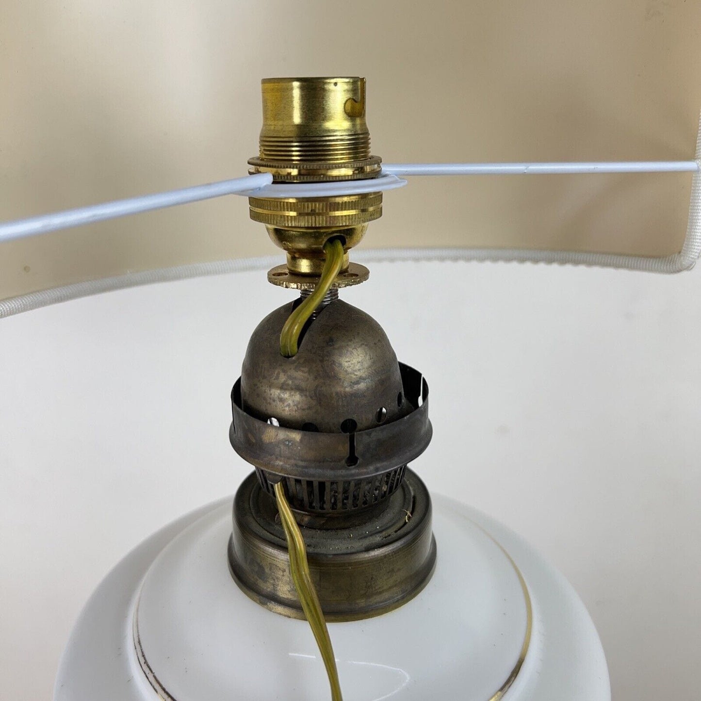 Antica Lampada tipo petrolio vintage in vetro Opalino e Bronzo Lume a olio Categoria Lampade Appliques