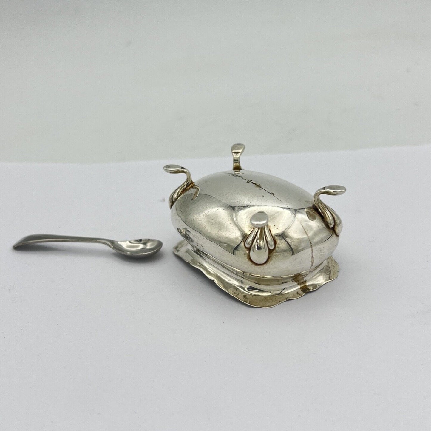 Antica Saliera in argento sterling silver 925 da tavola con cucchiaino epoca 800 Categoria Sheffield & Argento