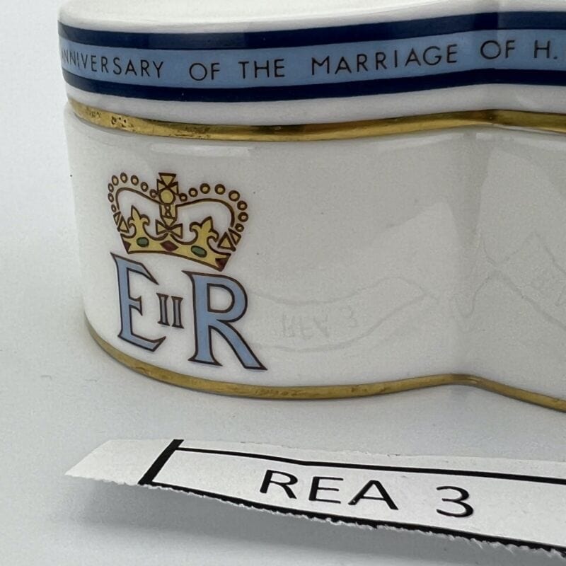 Antica Scatola Portagioie in porcellana Regina Elisabetta II e Principe Filippo Categoria Ceramiche e Porcellane
