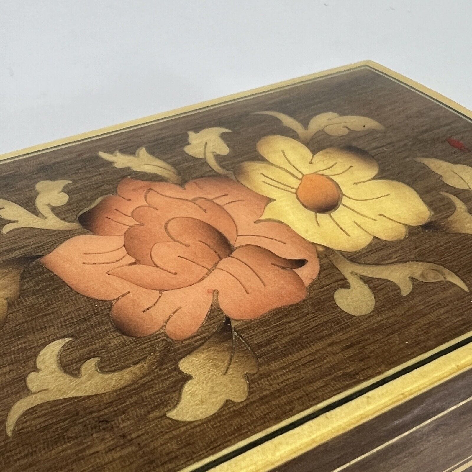 Antica scatola scatolina cofanetto anni 50 vintage sorrentina con intarsio fiori Categoria  Scatole in legno