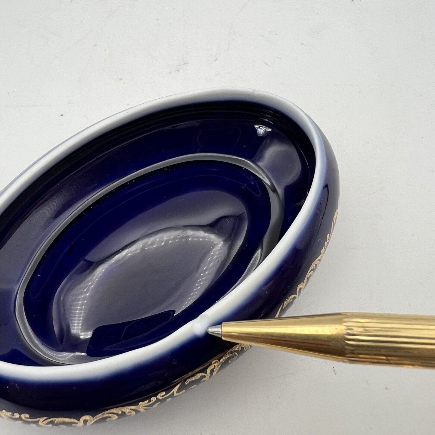 Antica Scatolina in porcellana Limoges blu e oro dipinto a mano Stile Fragonard Categoria Scatoline portagioie