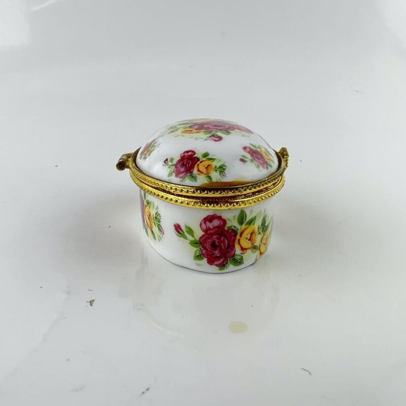 Antica Scatolina ovale vintage in porcellana portagioie porta anelli con rose Categoria  Ceramiche e Porcellane