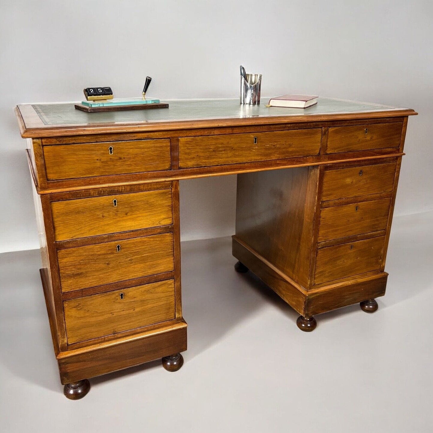 Antica scrivania scrittoio classica tavolo da ufficio epoca 800 piano in pelle Categoria Scrittoi & Ribalte