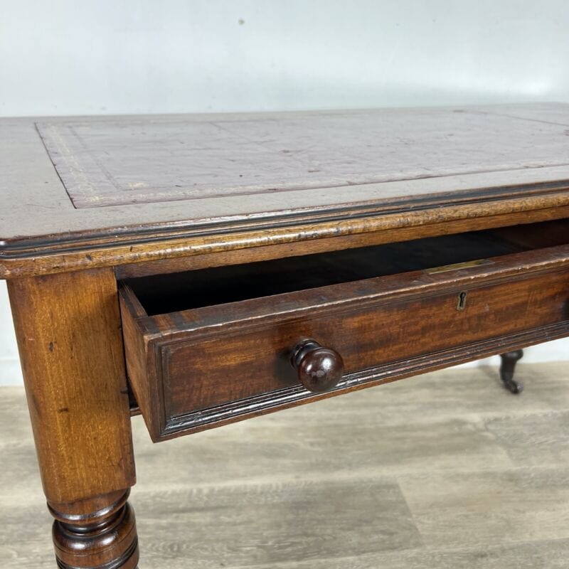 Antica scrivania scrittoio classica tavolo da ufficio in legno con piano pelle Categoria  Scrittoi & Ribalte