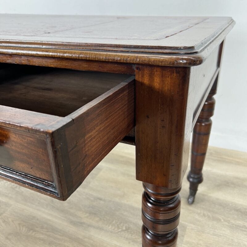 Antica scrivania scrittoio classica tavolo da ufficio in legno con piano pelle Categoria  Scrittoi & Ribalte