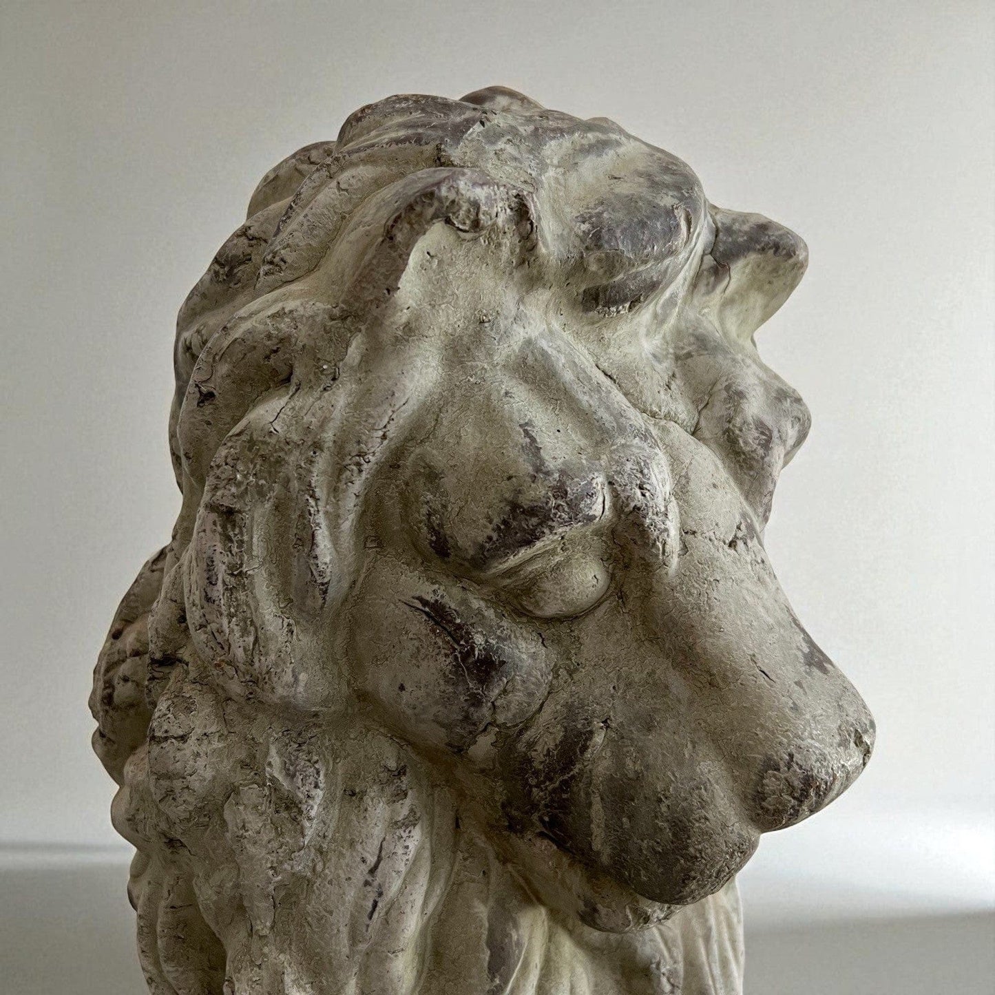 Antica Scultura di Leone con Stemma Nobiliare Statua per casa XX secolo Categoria Sculture e Miniature