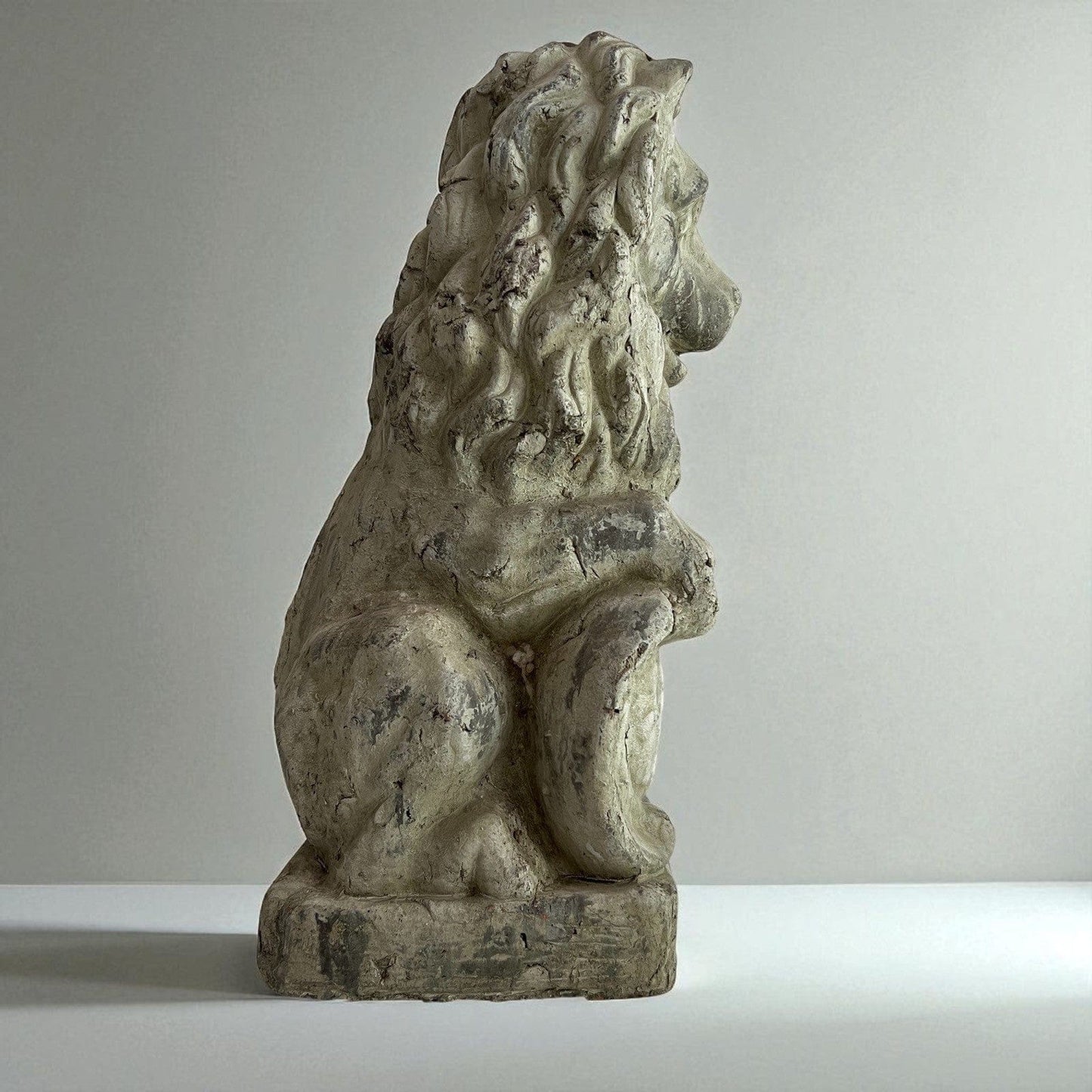 Antica Scultura di Leone con Stemma Nobiliare Statua per casa XX secolo Categoria Sculture e Miniature