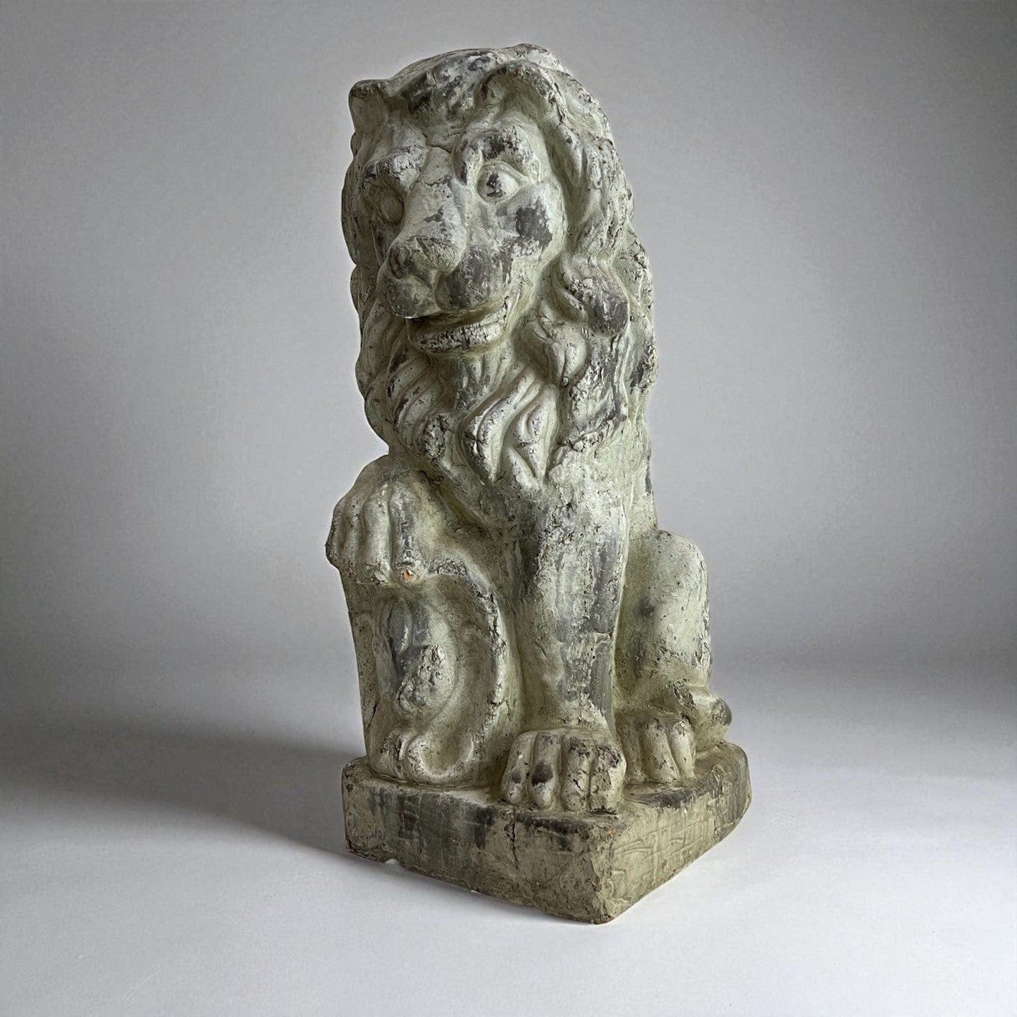 Antica Scultura di Leone con Stemma Nobiliare Statua per casa XX secolo Categoria Sculture e Miniature