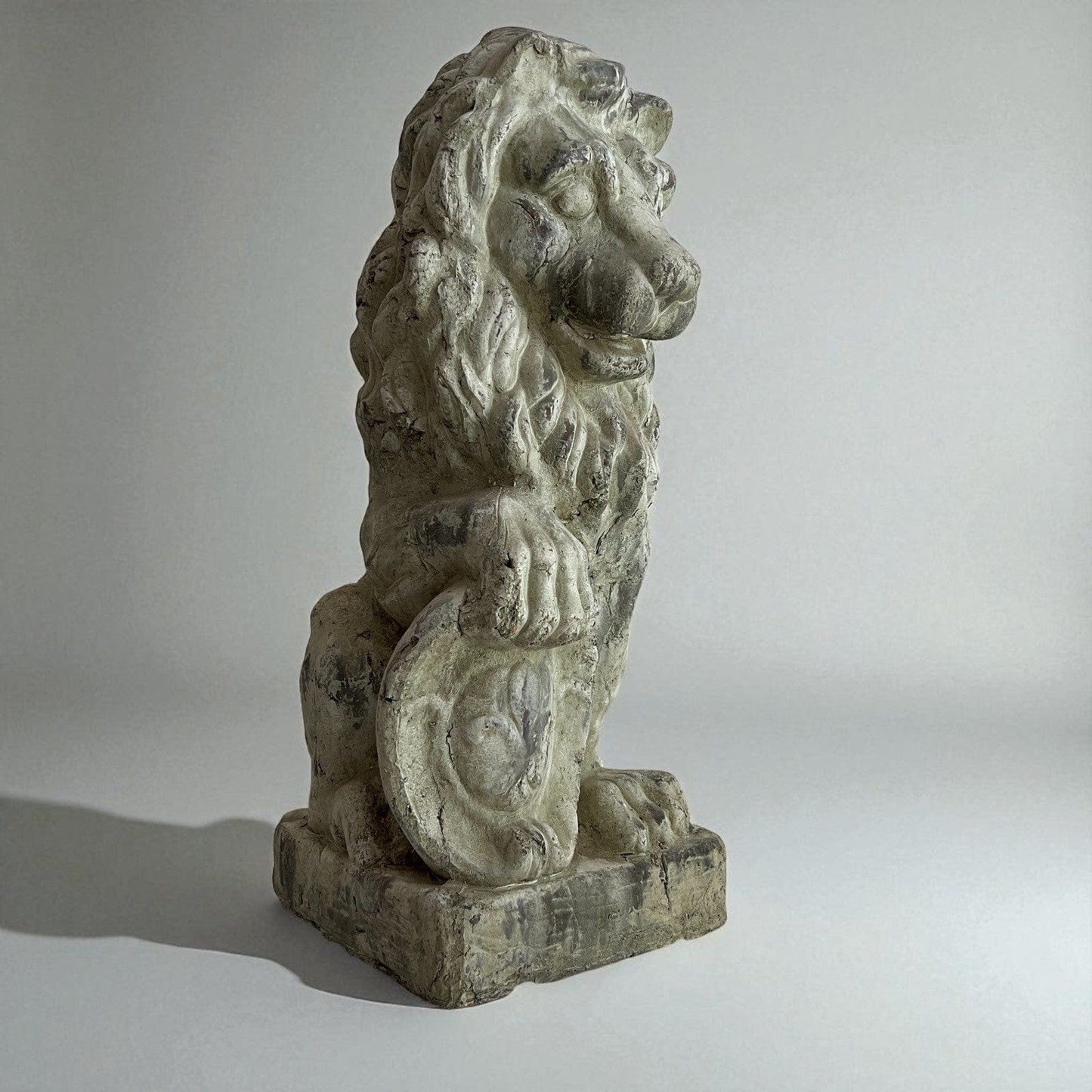 Antica Scultura di Leone con Stemma Nobiliare Statua per casa XX secolo Categoria Sculture e Miniature