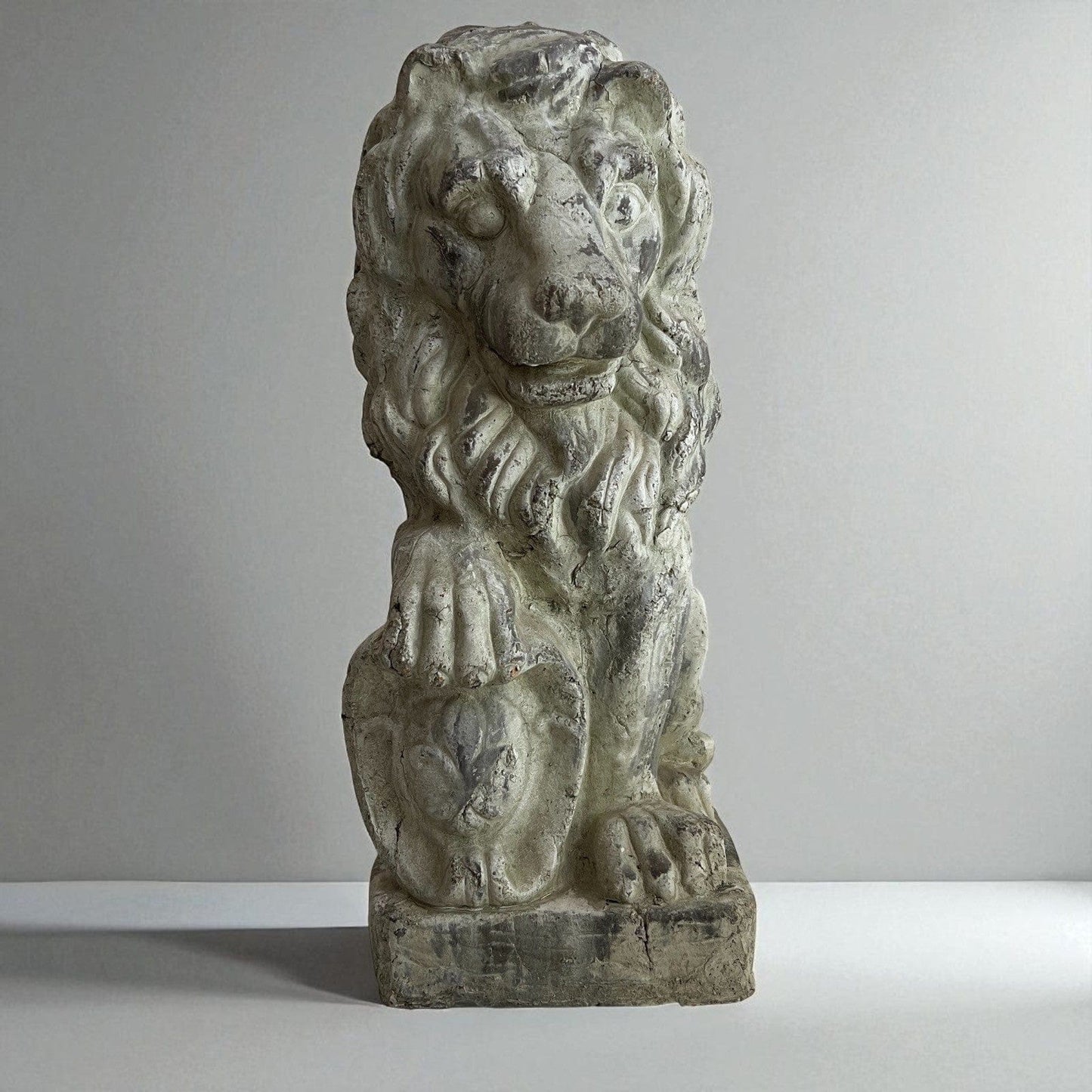 Antica Scultura di Leone con Stemma Nobiliare Statua per casa XX secolo Categoria Sculture e Miniature