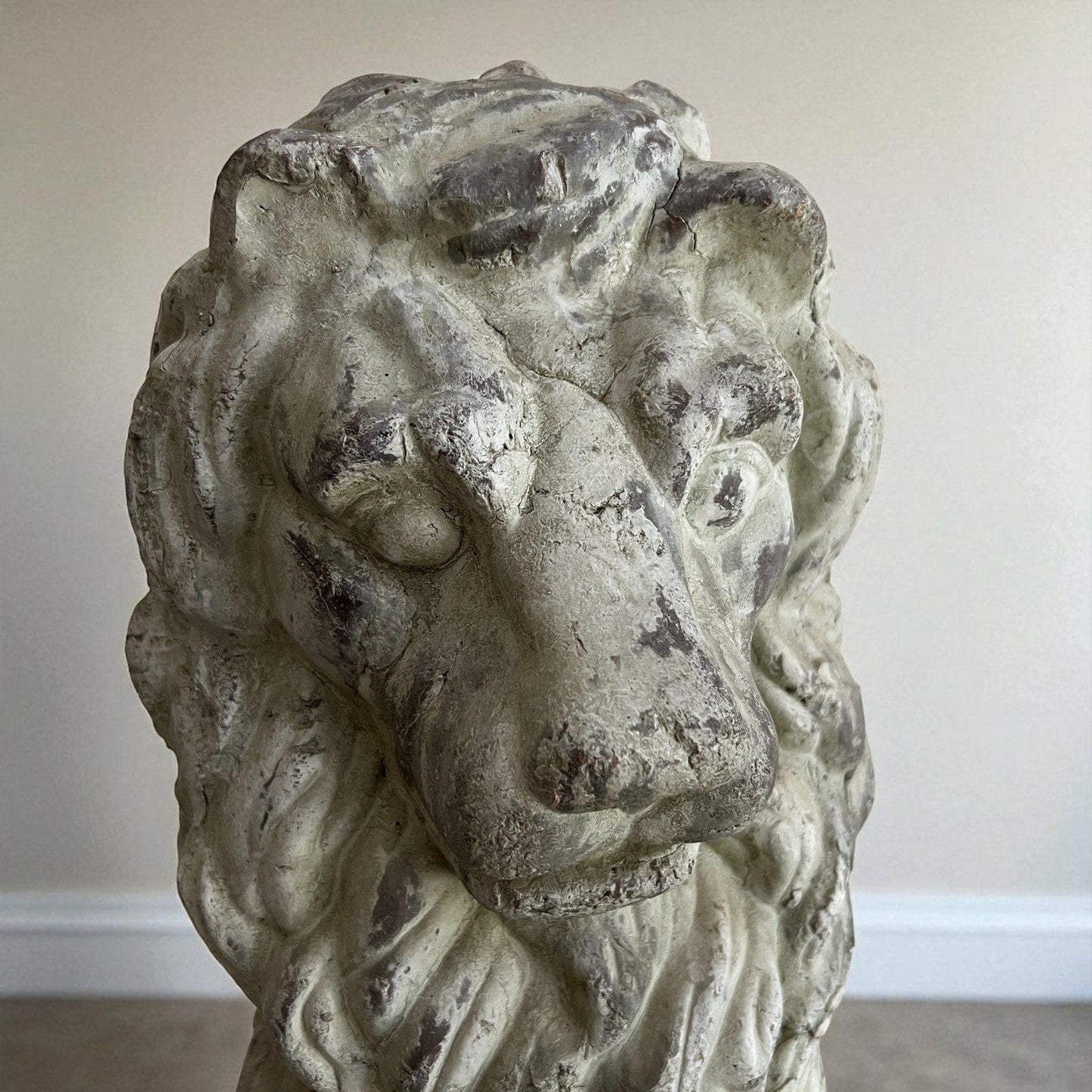 Antica Scultura di Leone con Stemma Nobiliare Statua per casa XX secolo Categoria Sculture e Miniature