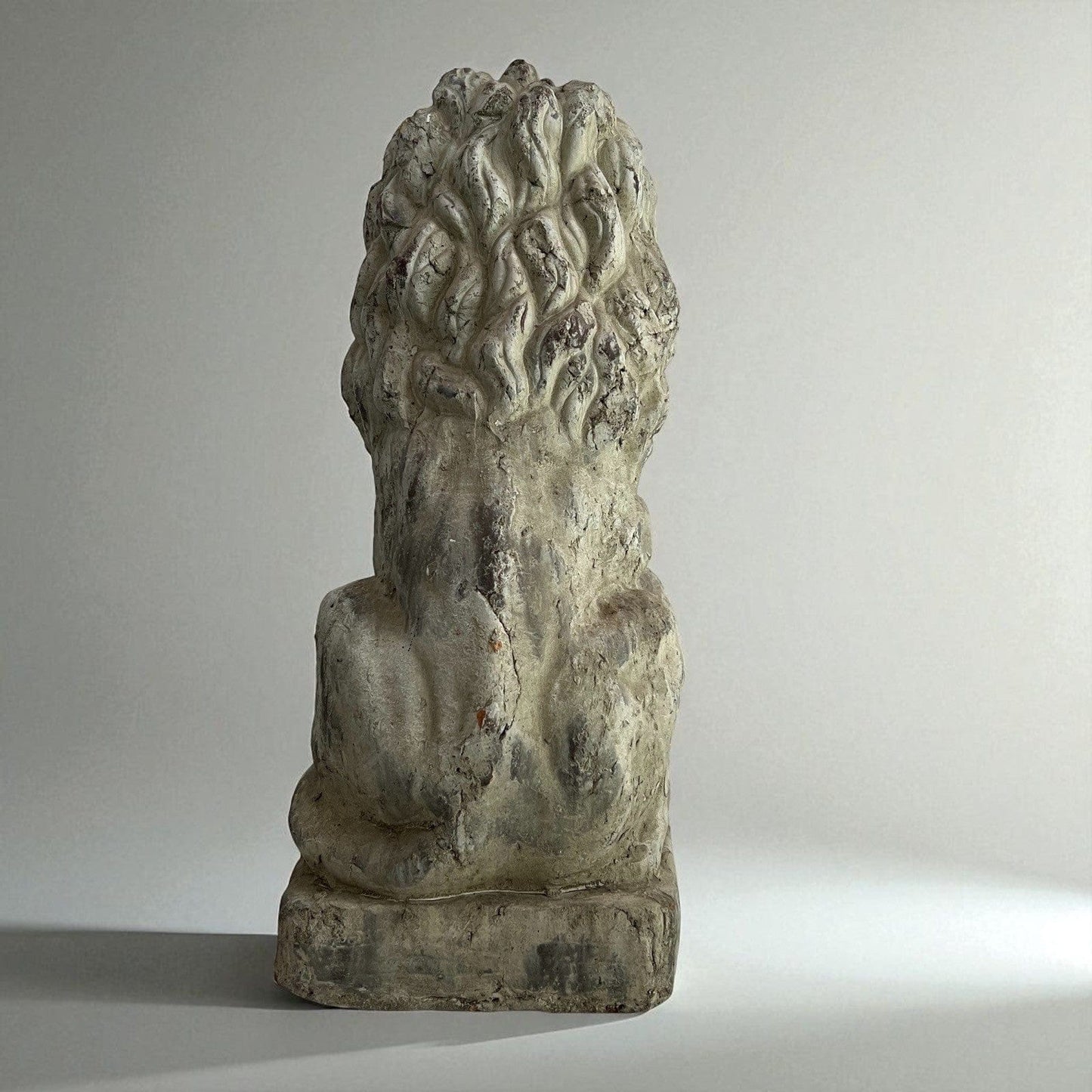 Antica Scultura di Leone con Stemma Nobiliare Statua per casa XX secolo Categoria Sculture e Miniature