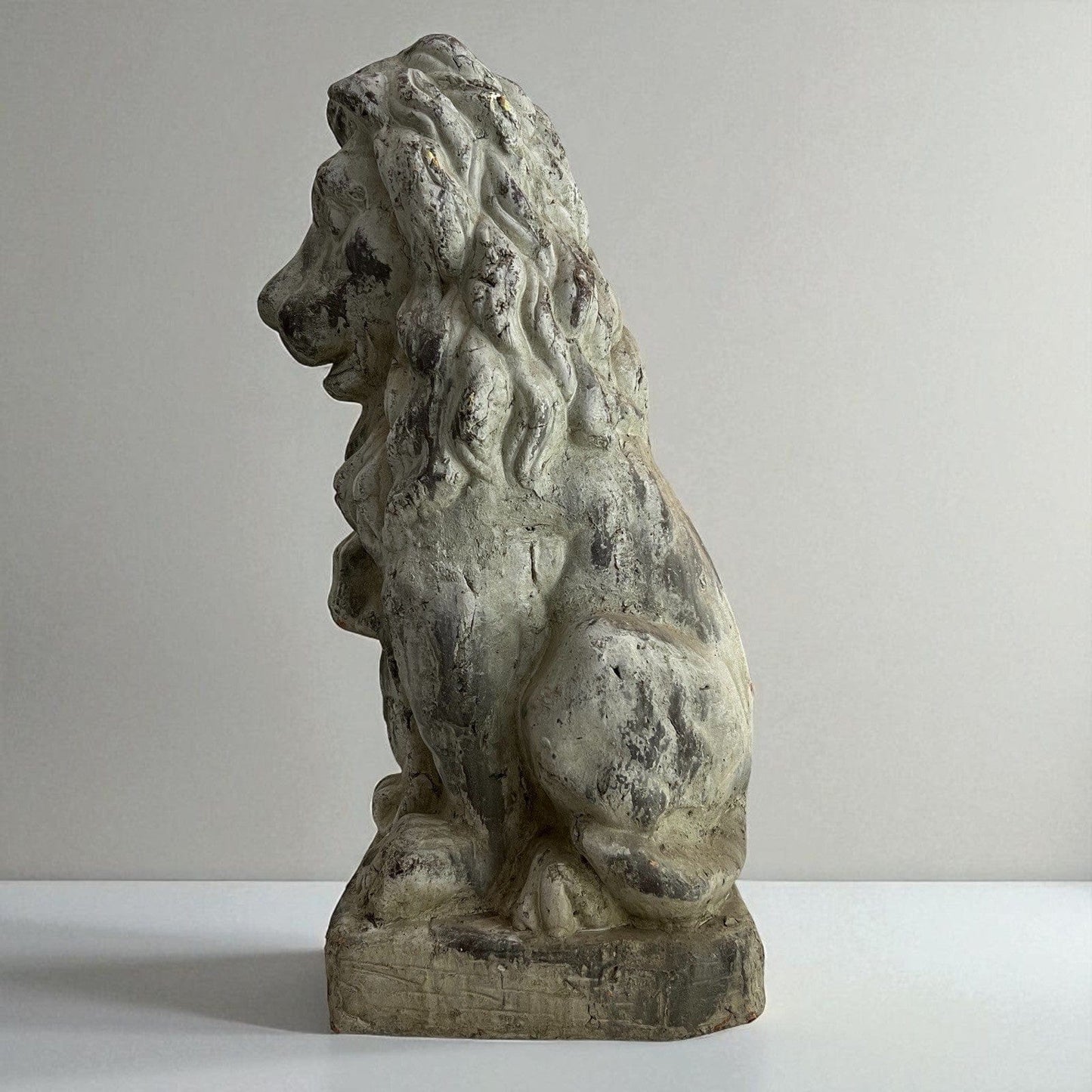Antica Scultura di Leone con Stemma Nobiliare Statua per casa XX secolo Categoria Sculture e Miniature