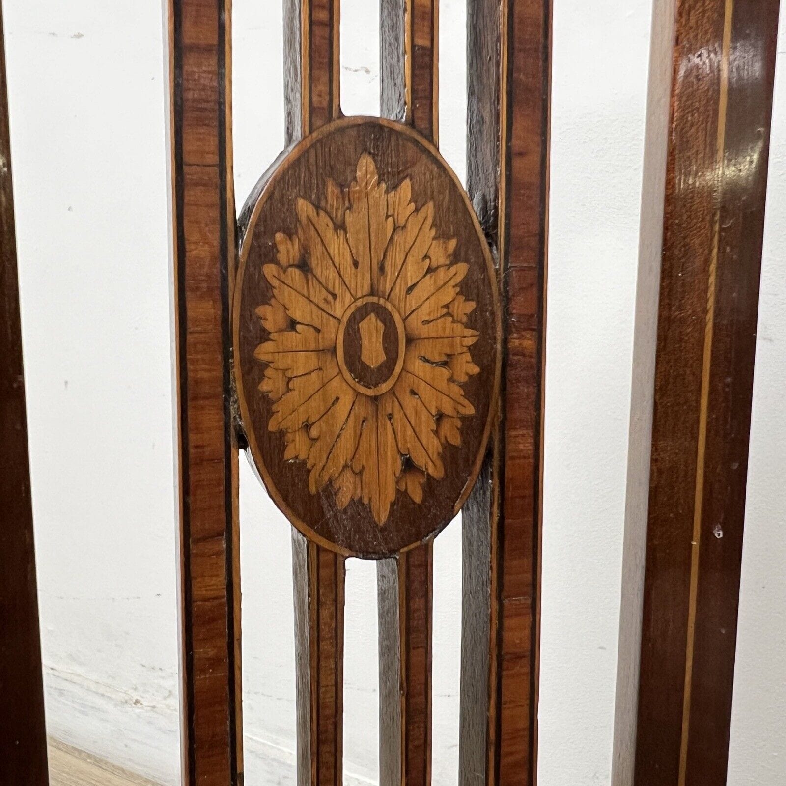 Antica sedia a pozzetto con braccioli poltrona poltroncina in di legno epoca 800 Categoria  Sedie