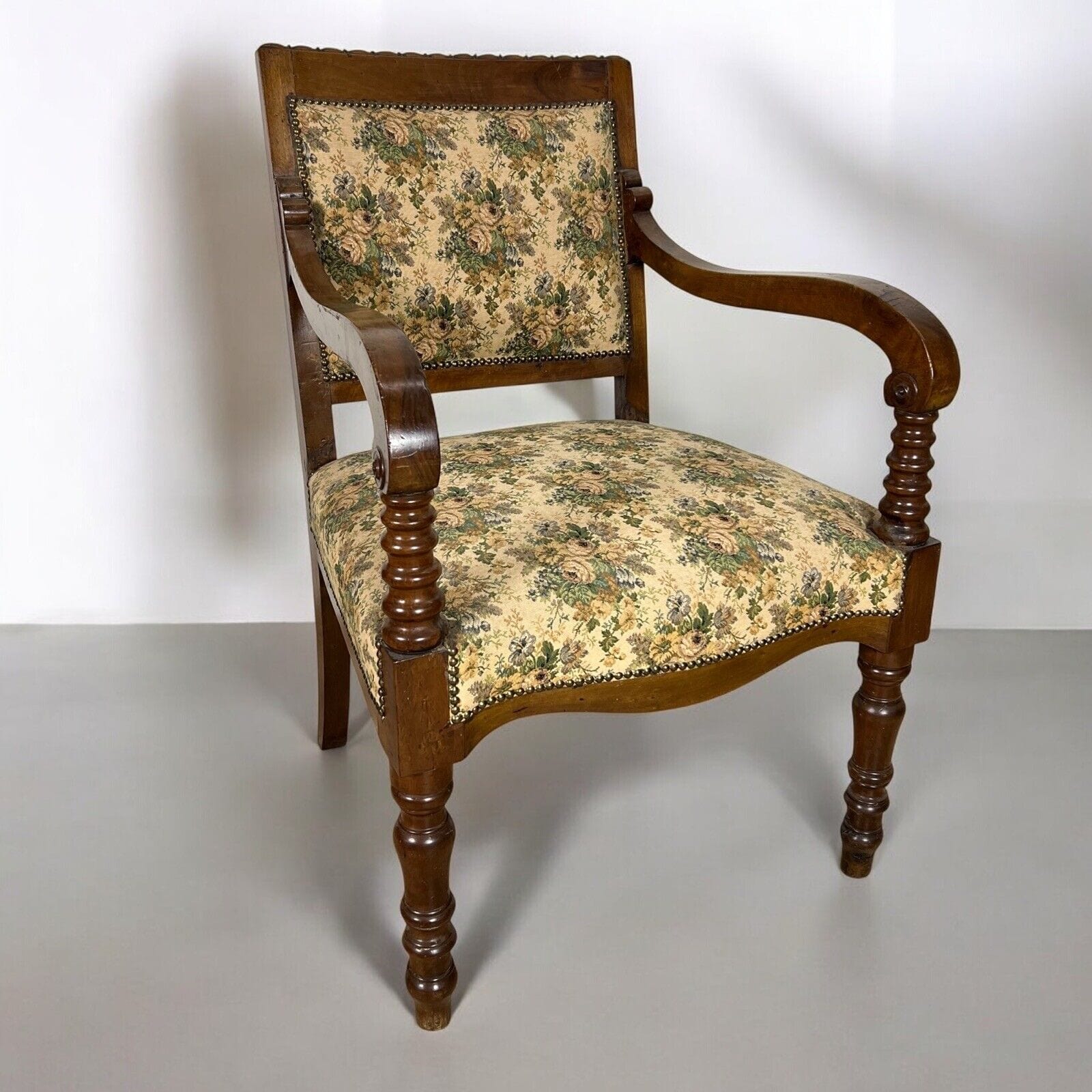 Antica sedia imbottita con braccioli poltrona trono legno di noce